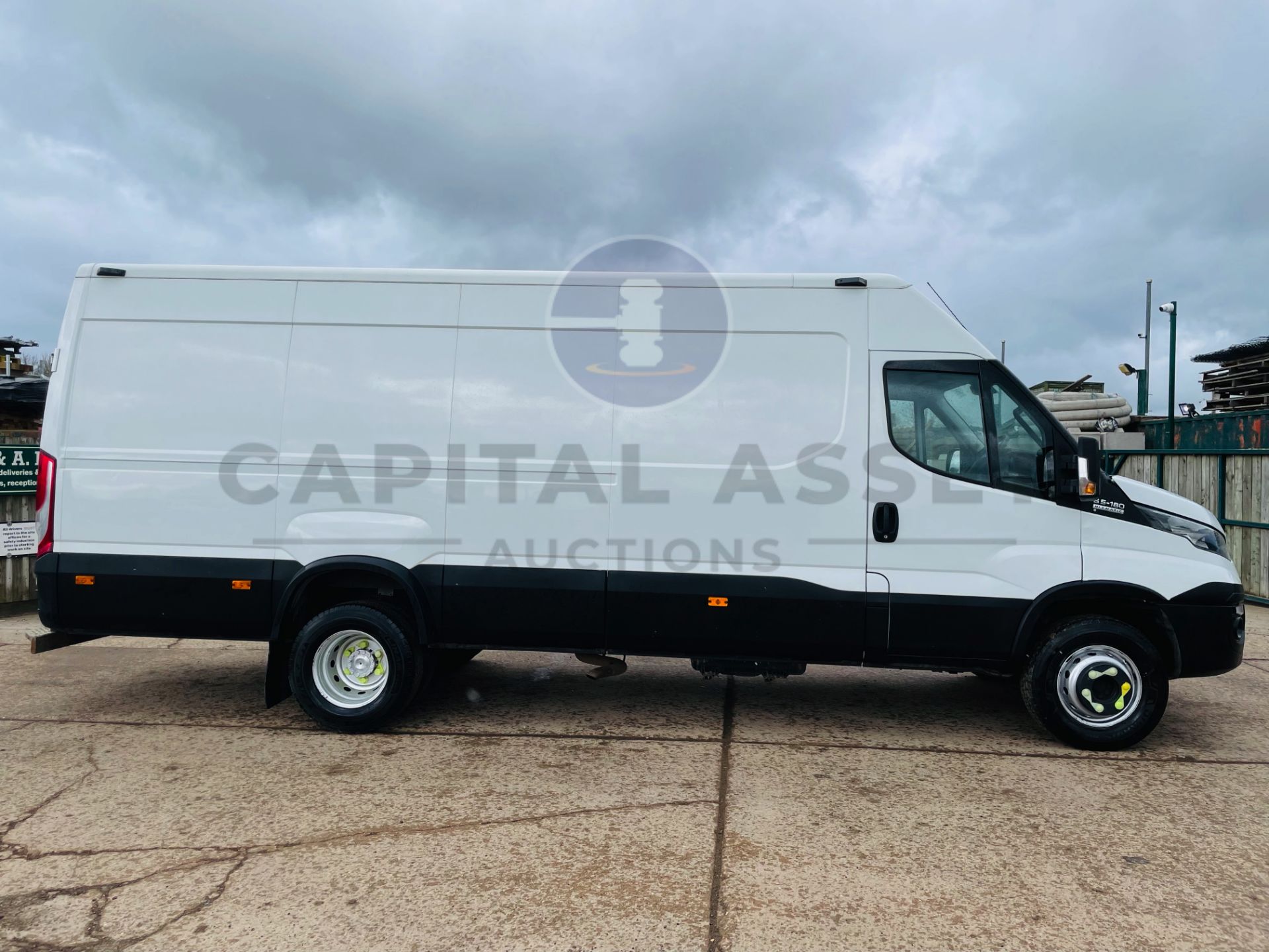 IVECO DAILY 65-180 HI MATIC XLWB (2017 MODEL) EURO 6 - AIR CON - SAT NAV -CRUISE *IDEAL CONVERSAION* - Image 8 of 25