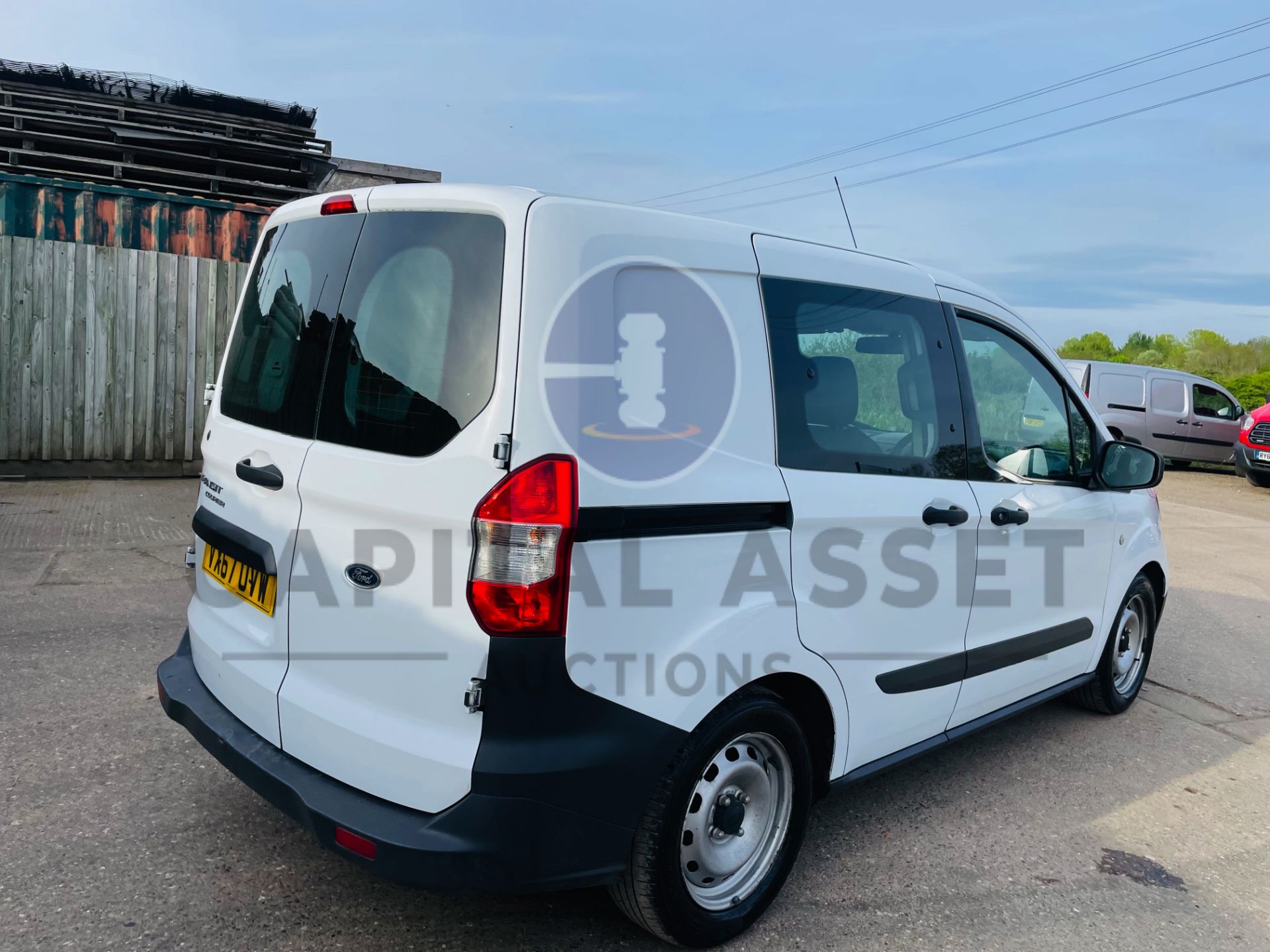 (ON SALE) FORD TRANSIT COURIER *5 SEATER CREW VAN* (2018-EURO 6) 1.5 TDCI -60 MPG+ (1 FORMER KEEPER) - Image 12 of 37