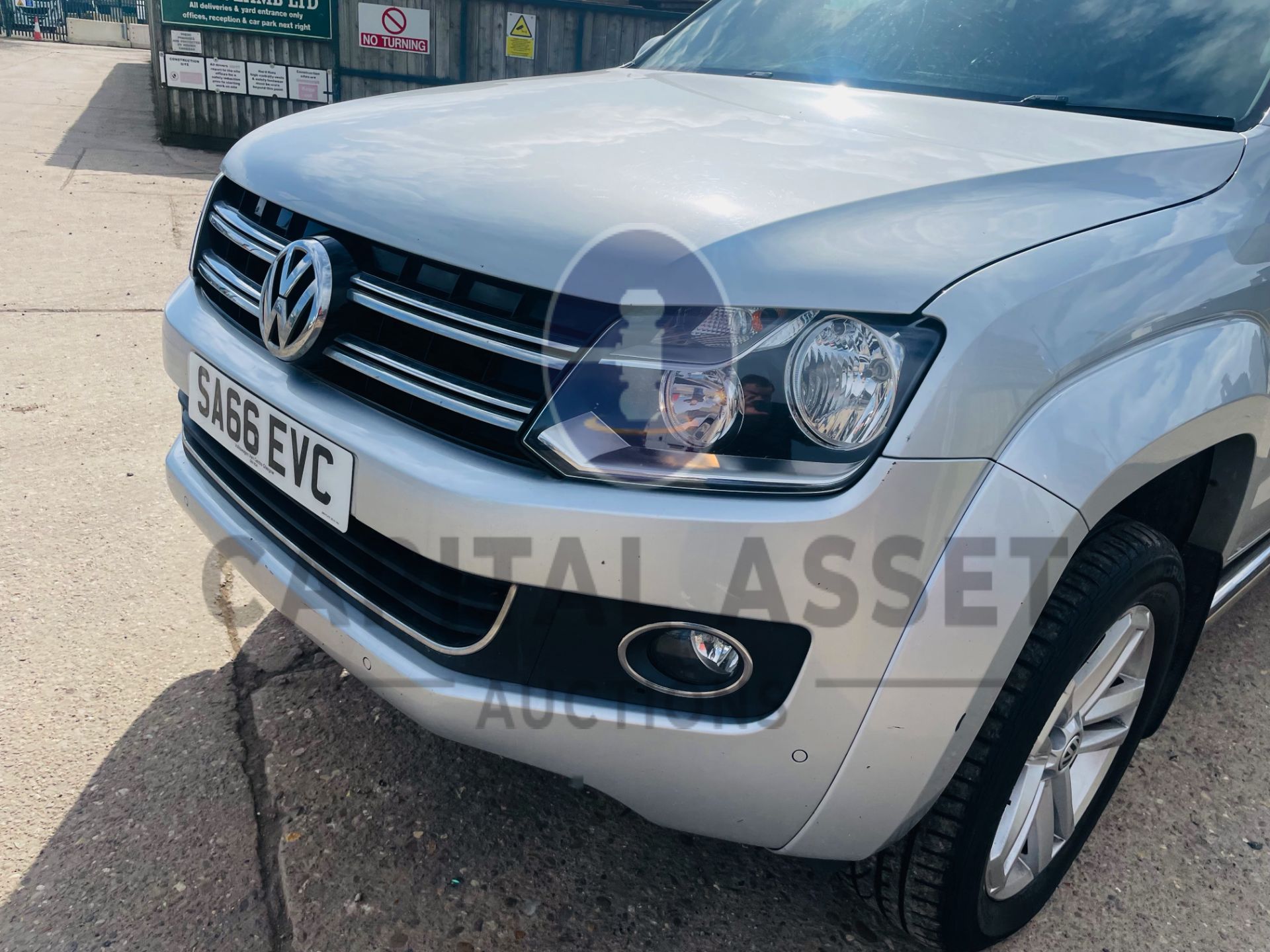 VOLKSWAGEN AMAROK *HIGHLINE* D/CAB PICK-UP (66 REG -EURO 6) 4MOTION - AUTO *LEATHER & NAV* - Image 17 of 51