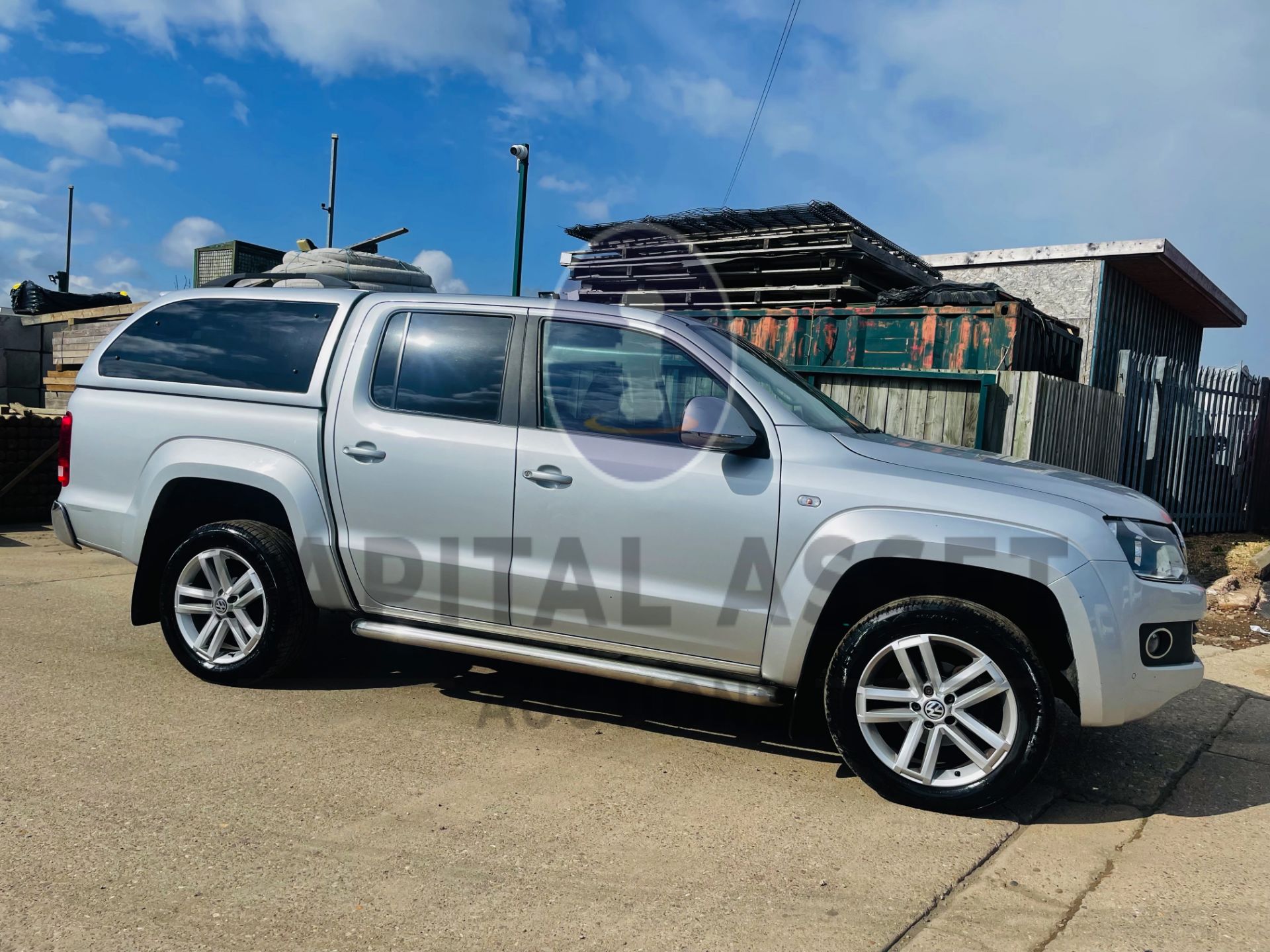 VOLKSWAGEN AMAROK *HIGHLINE* D/CAB PICK-UP (66 REG -EURO 6) 4MOTION - AUTO *LEATHER & NAV* - Image 14 of 51