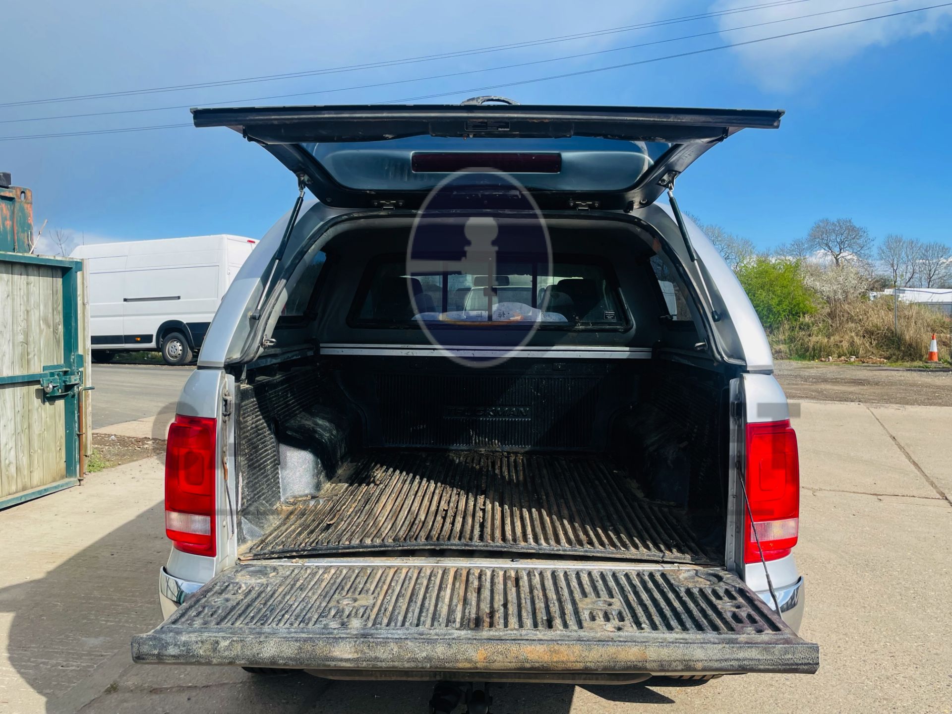 VOLKSWAGEN AMAROK *HIGHLINE* D/CAB PICK-UP (66 REG -EURO 6) 4MOTION - AUTO *LEATHER & NAV* - Image 31 of 51