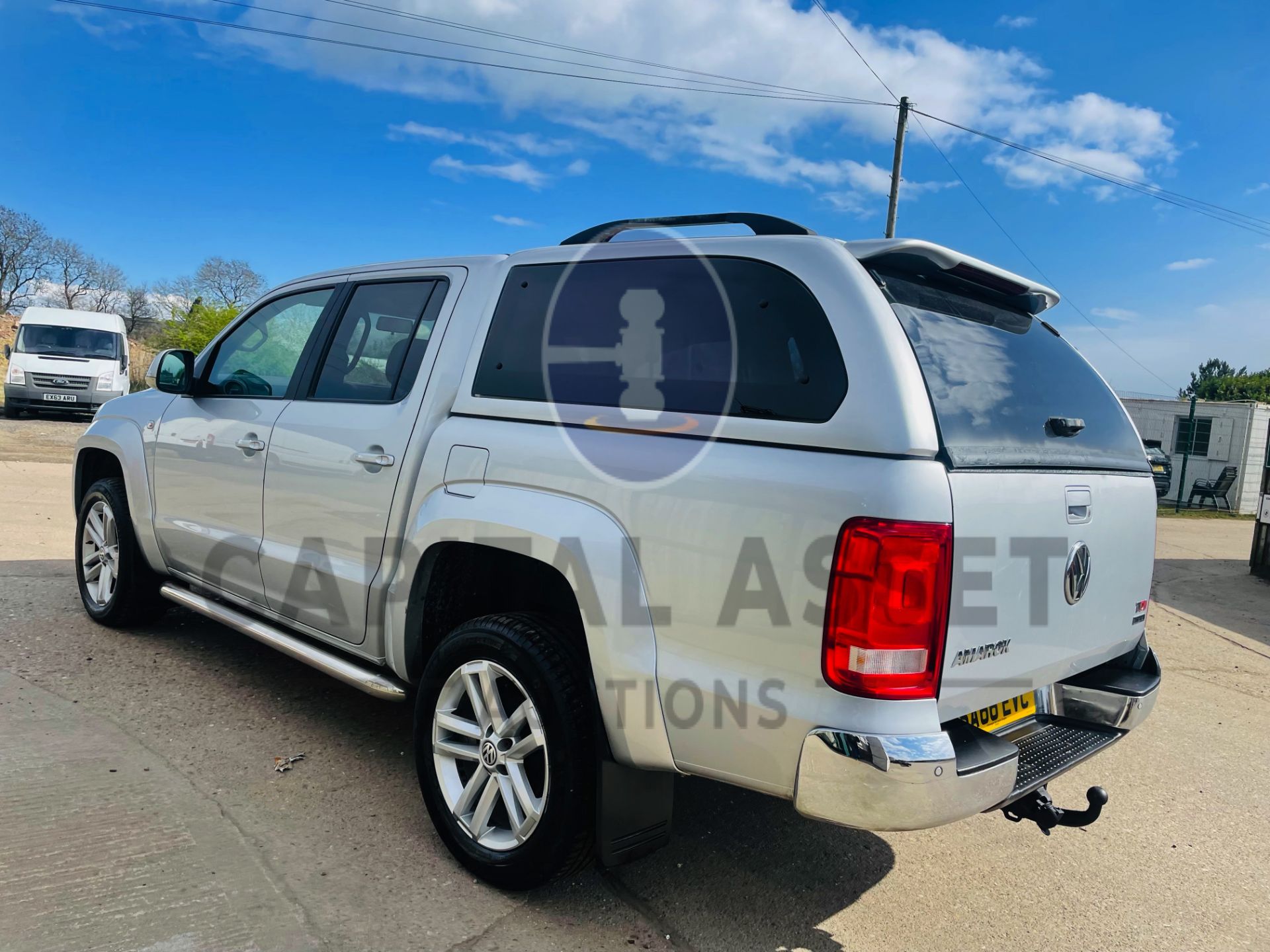 VOLKSWAGEN AMAROK *HIGHLINE* D/CAB PICK-UP (66 REG -EURO 6) 4MOTION - AUTO *LEATHER & NAV* - Image 10 of 51