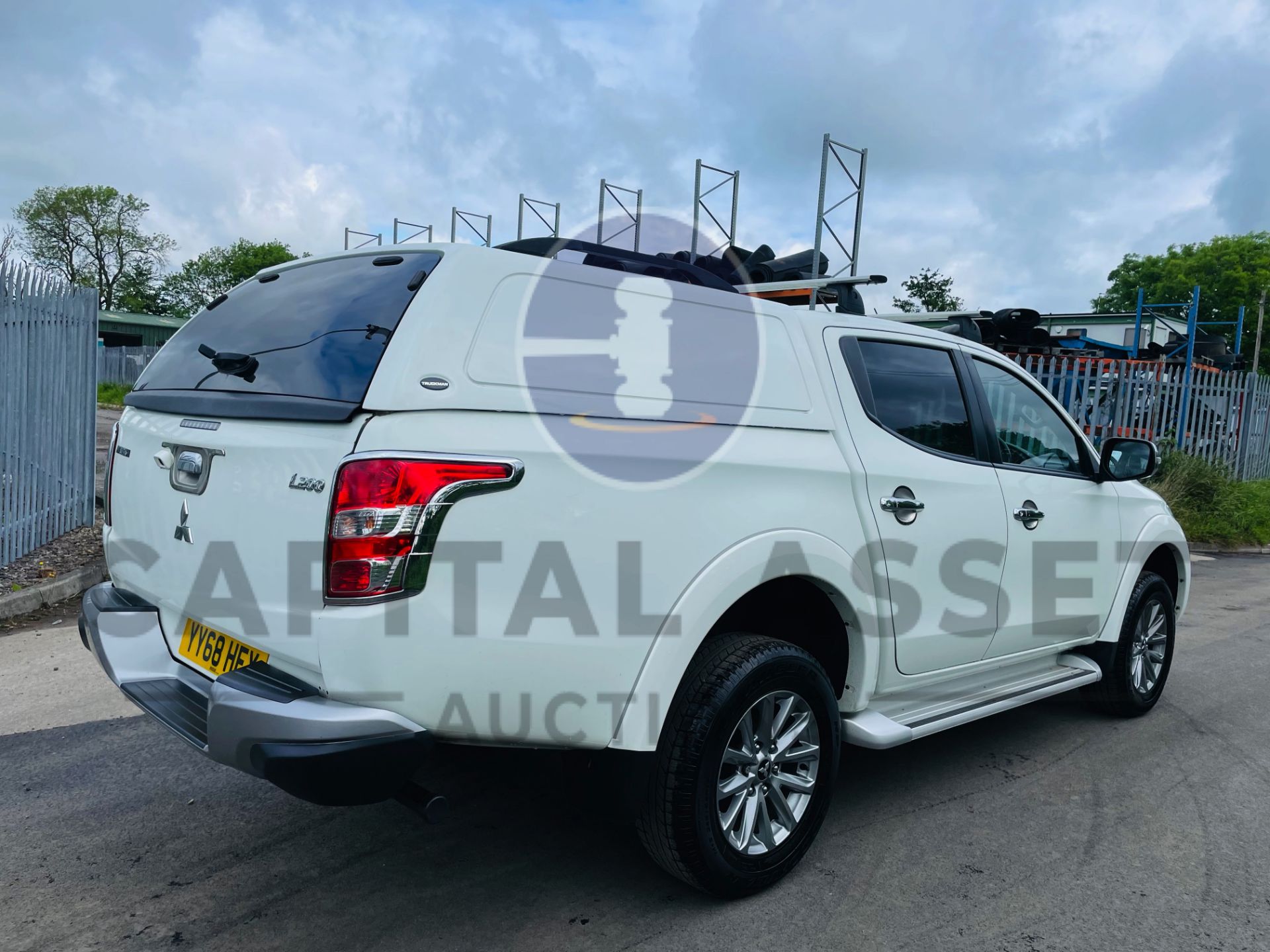 MITSUBISHI L200 *BARBARIAN* DOUBLE CAB PICK-UP (2019 -EURO 6) 2.4 DI-D - 180 BHP *SAT NAV* (1 OWNER) - Image 8 of 54