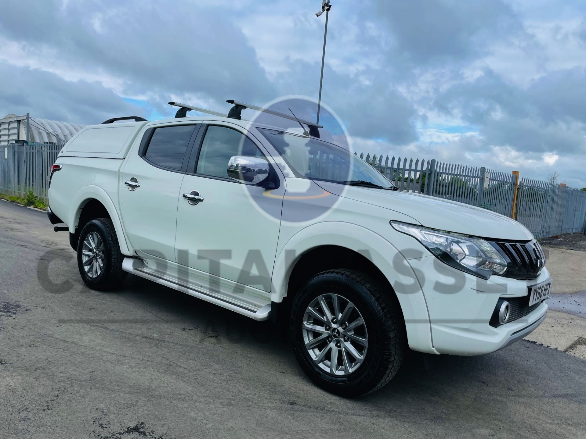 MITSUBISHI L200 *BARBARIAN* DOUBLE CAB PICK-UP (2019 -EURO 6) 2.4 DI-D - 180 BHP *SAT NAV* (1 OWNER) - Image 13 of 54