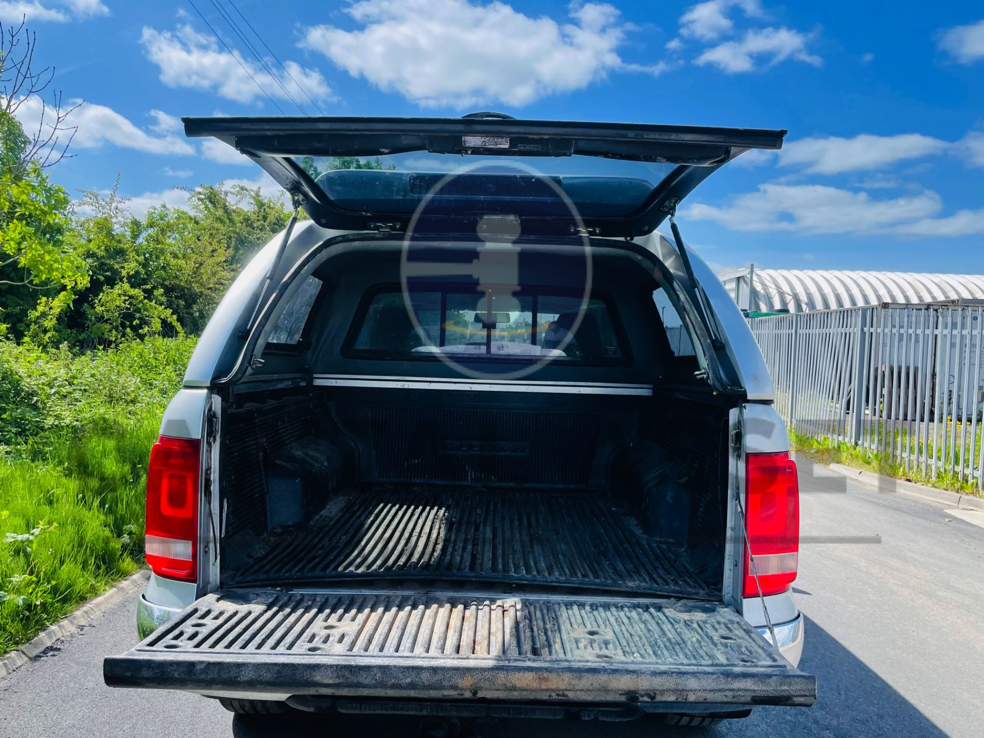 VOLKSWAGEN AMAROK *HIGHLINE* D/CAB PICK-UP (2017 - EURO 6) 4MOTION - AUTO *LEATHER & NAV* (TOP SPEC) - Image 29 of 49