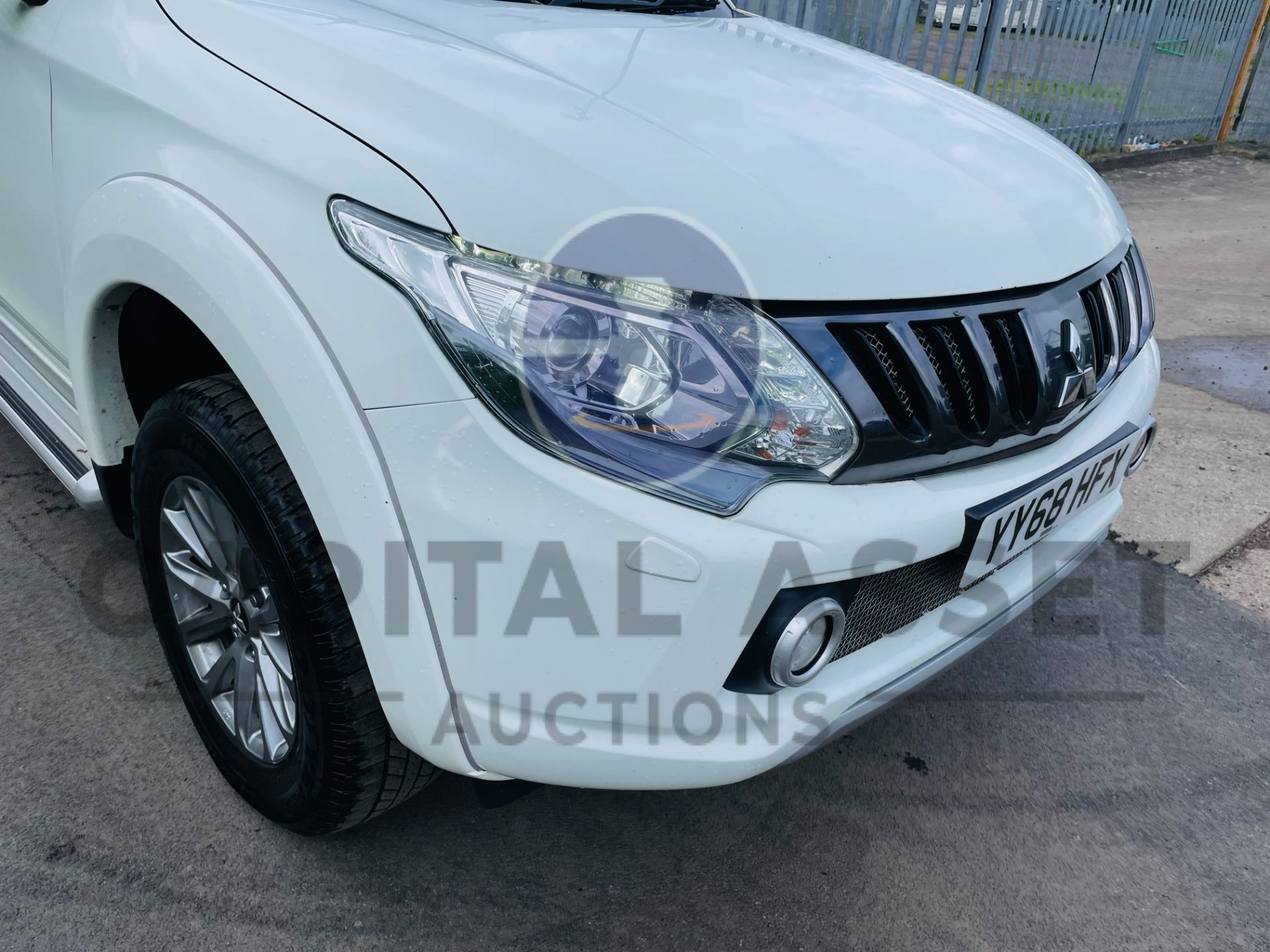 MITSUBISHI L200 *BARBARIAN* DOUBLE CAB PICK-UP (2019 -EURO 6) 2.4 DI-D - 180 BHP *SAT NAV* (1 OWNER) - Image 16 of 54