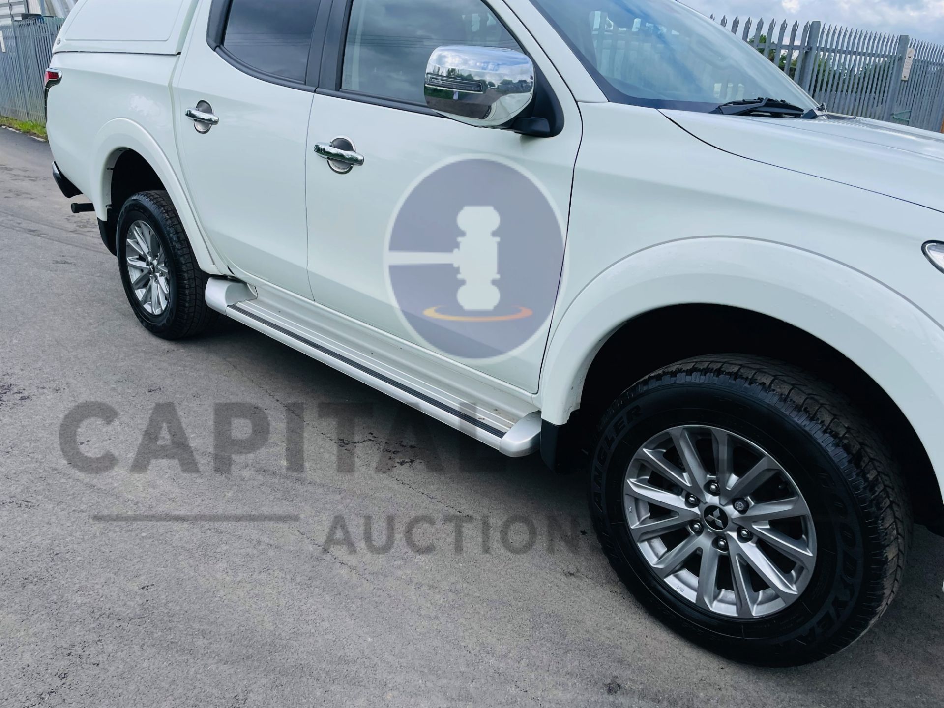 MITSUBISHI L200 *BARBARIAN* DOUBLE CAB PICK-UP (2019 -EURO 6) 2.4 DI-D - 180 BHP *SAT NAV* (1 OWNER) - Image 15 of 54