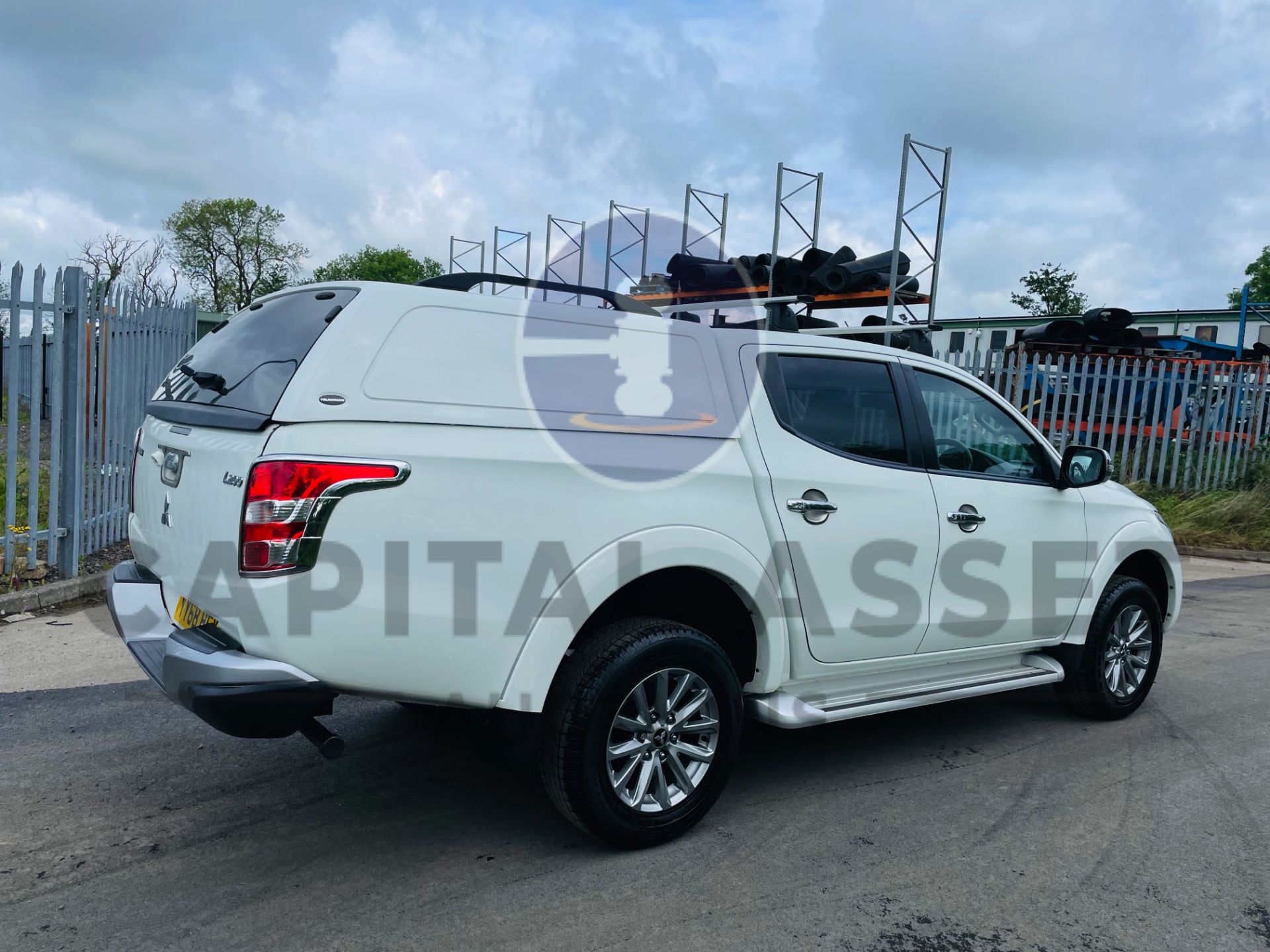 MITSUBISHI L200 *BARBARIAN* DOUBLE CAB PICK-UP (2019 -EURO 6) 2.4 DI-D - 180 BHP *SAT NAV* (1 OWNER) - Image 9 of 54