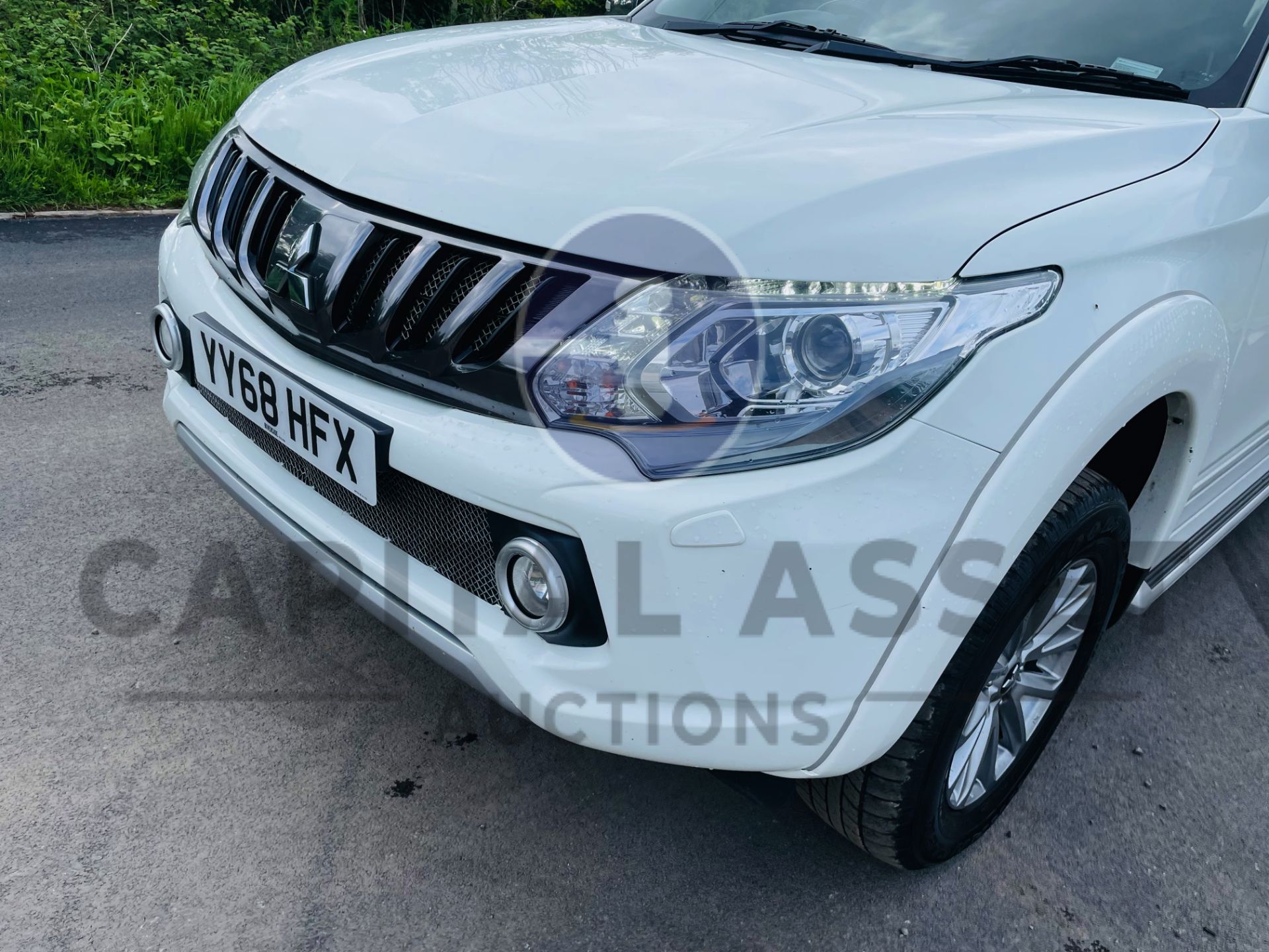 MITSUBISHI L200 *BARBARIAN* DOUBLE CAB PICK-UP (2019 -EURO 6) 2.4 DI-D - 180 BHP *SAT NAV* (1 OWNER) - Image 17 of 54