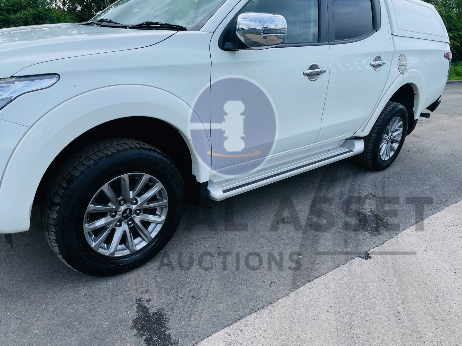 MITSUBISHI L200 *BARBARIAN* DOUBLE CAB PICK-UP (2019 -EURO 6) 2.4 DI-D - 180 BHP *SAT NAV* (1 OWNER) - Image 18 of 54