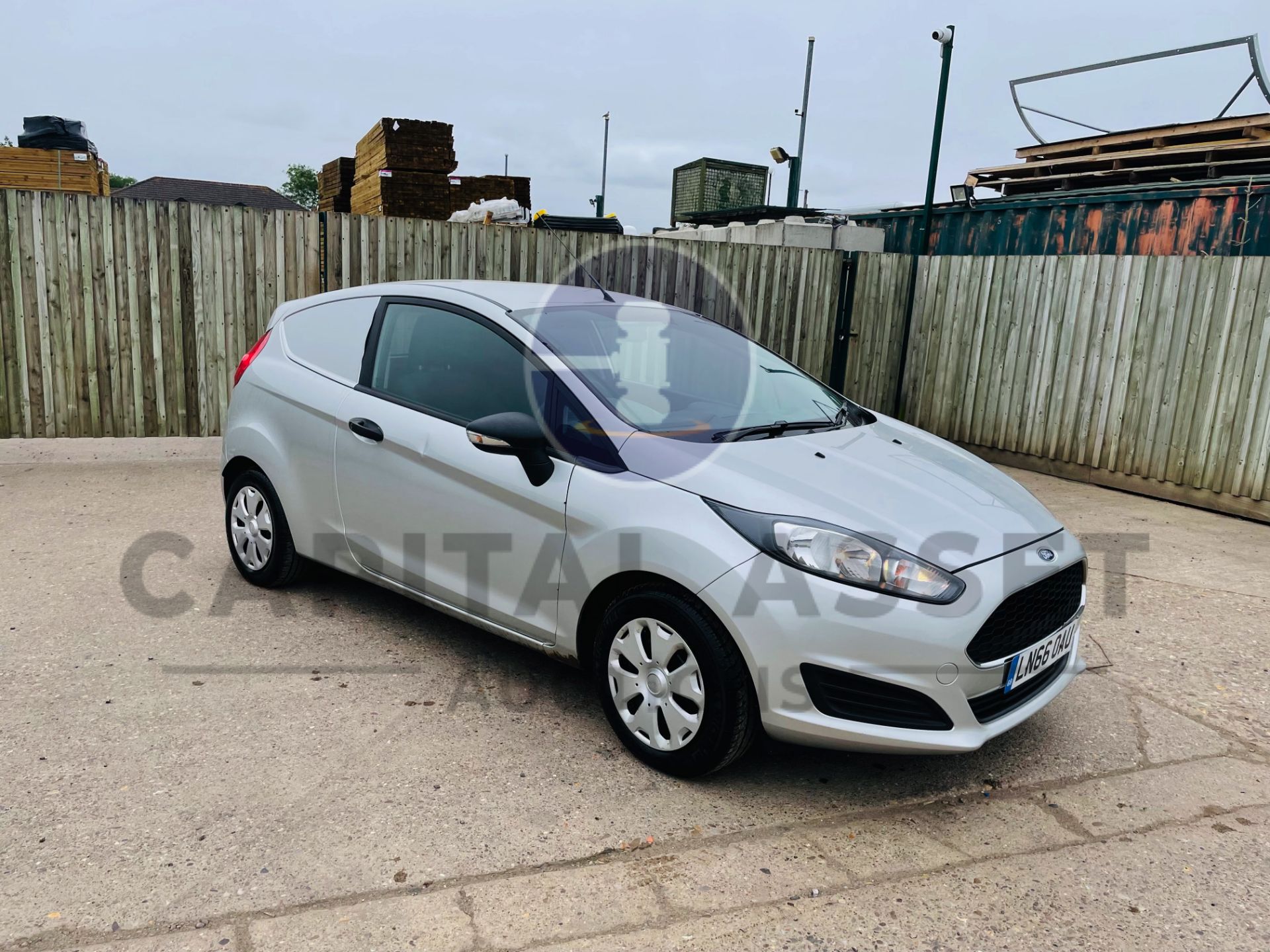 FORD FIESTA *LCV - PANEL VAN* (2017 - EURO 6) 1.5 TDCI - AUTO STOP/START (1 OWNER) *AIR CON* - Image 3 of 38