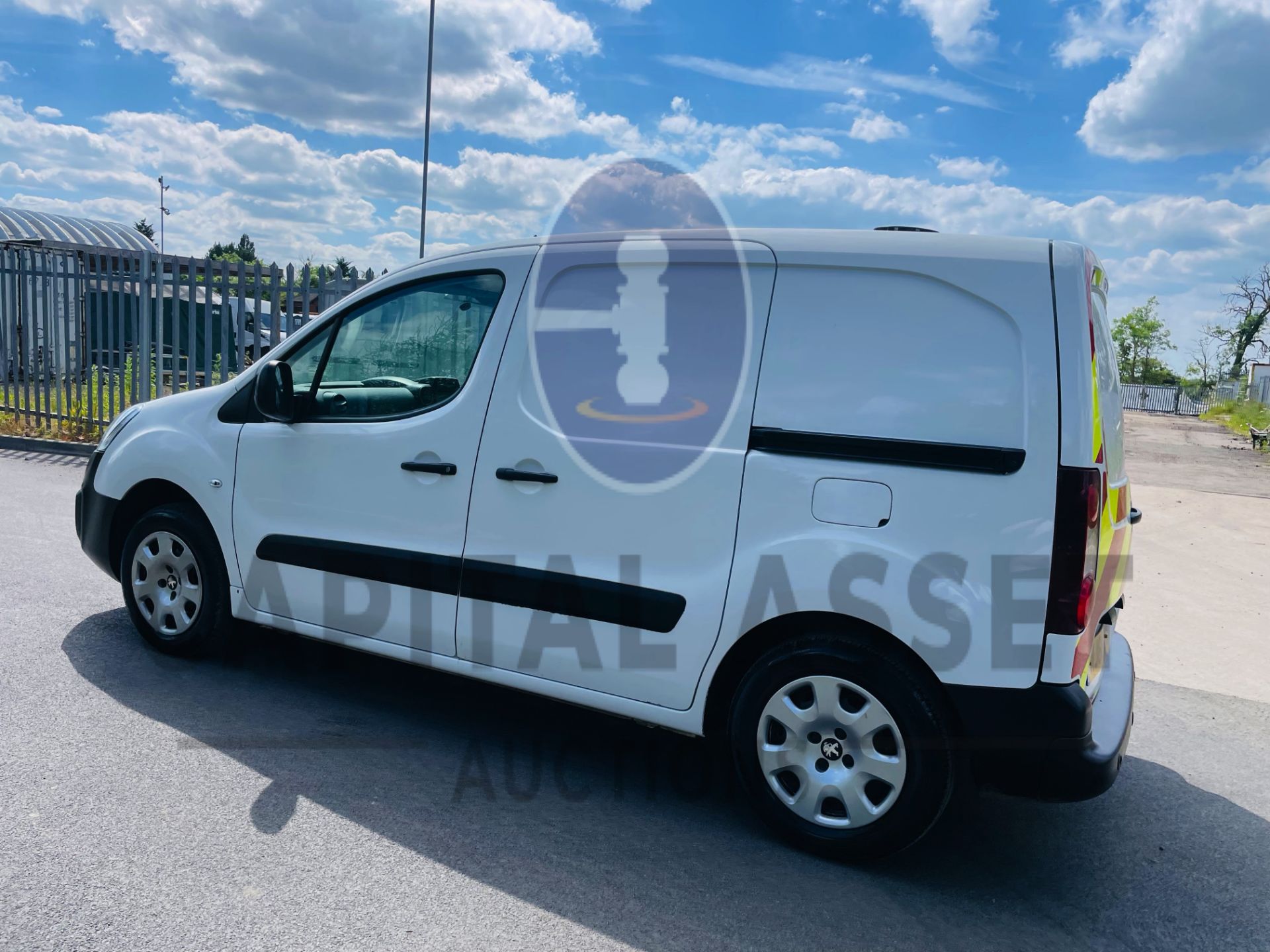 PEUGEOT PARNTER *PROFESSIONAL* PANEL VAN (2019 - EURO 6) 1.6 BLUE HDI *AIR CON & SAT NAV* (1 OWNER) - Image 5 of 38