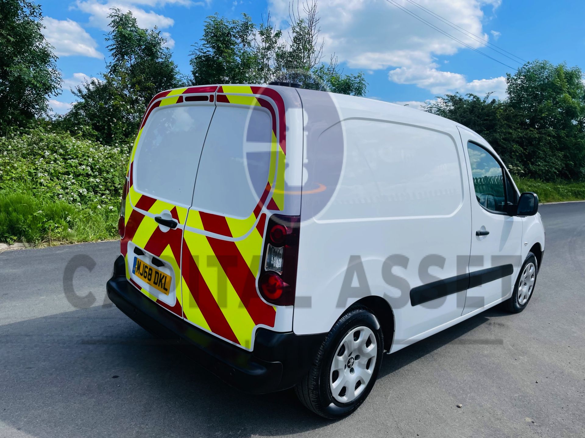 PEUGEOT PARNTER *PROFESSIONAL* PANEL VAN (2019 - EURO 6) 1.6 BLUE HDI *AIR CON & SAT NAV* (1 OWNER) - Image 8 of 38