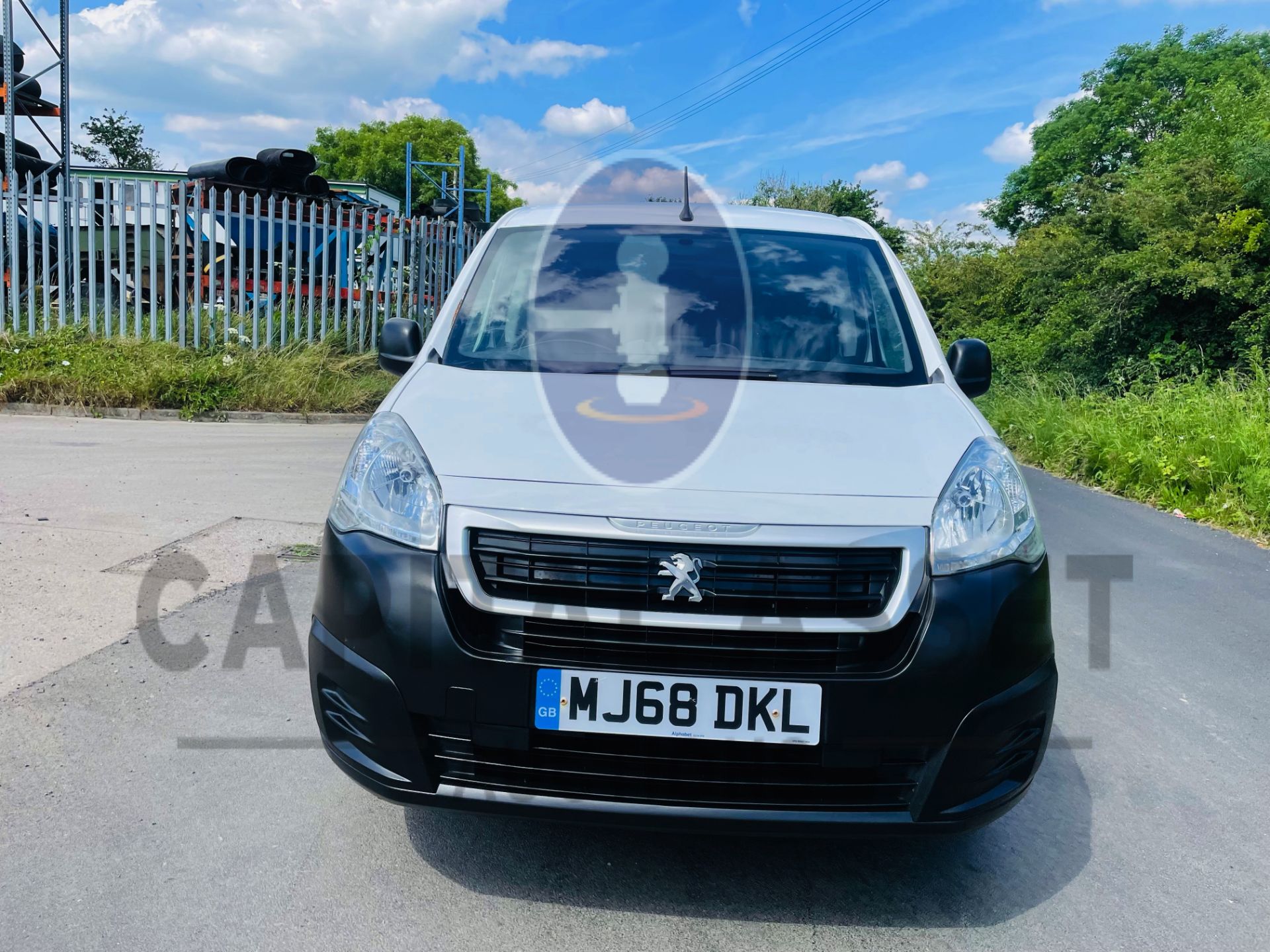 PEUGEOT PARNTER *PROFESSIONAL* PANEL VAN (2019 - EURO 6) 1.6 BLUE HDI *AIR CON & SAT NAV* (1 OWNER) - Image 14 of 38