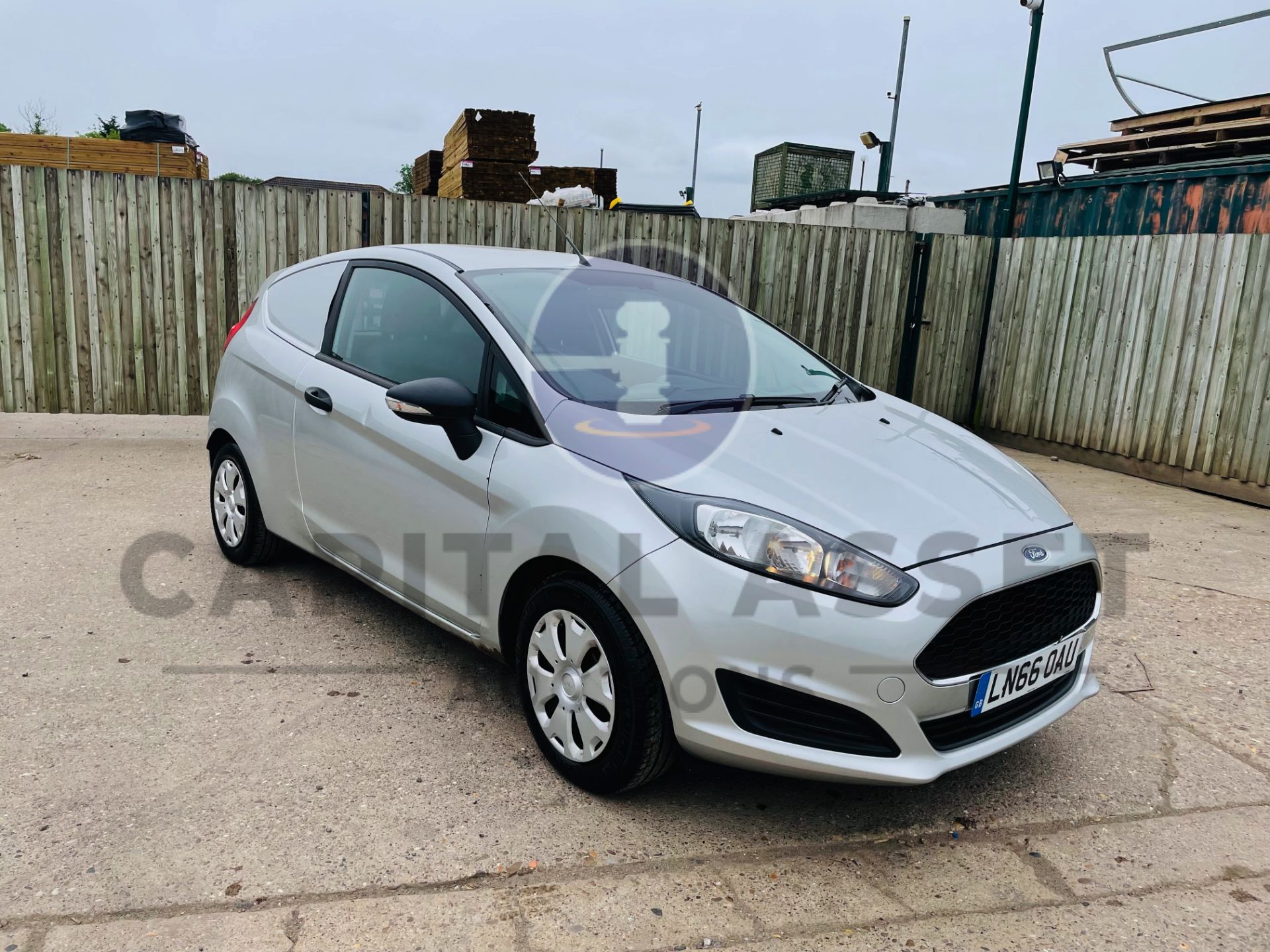 FORD FIESTA *LCV - PANEL VAN* (2017 - EURO 6) 1.5 TDCI - AUTO STOP/START (1 OWNER) *AIR CON* - Image 4 of 38