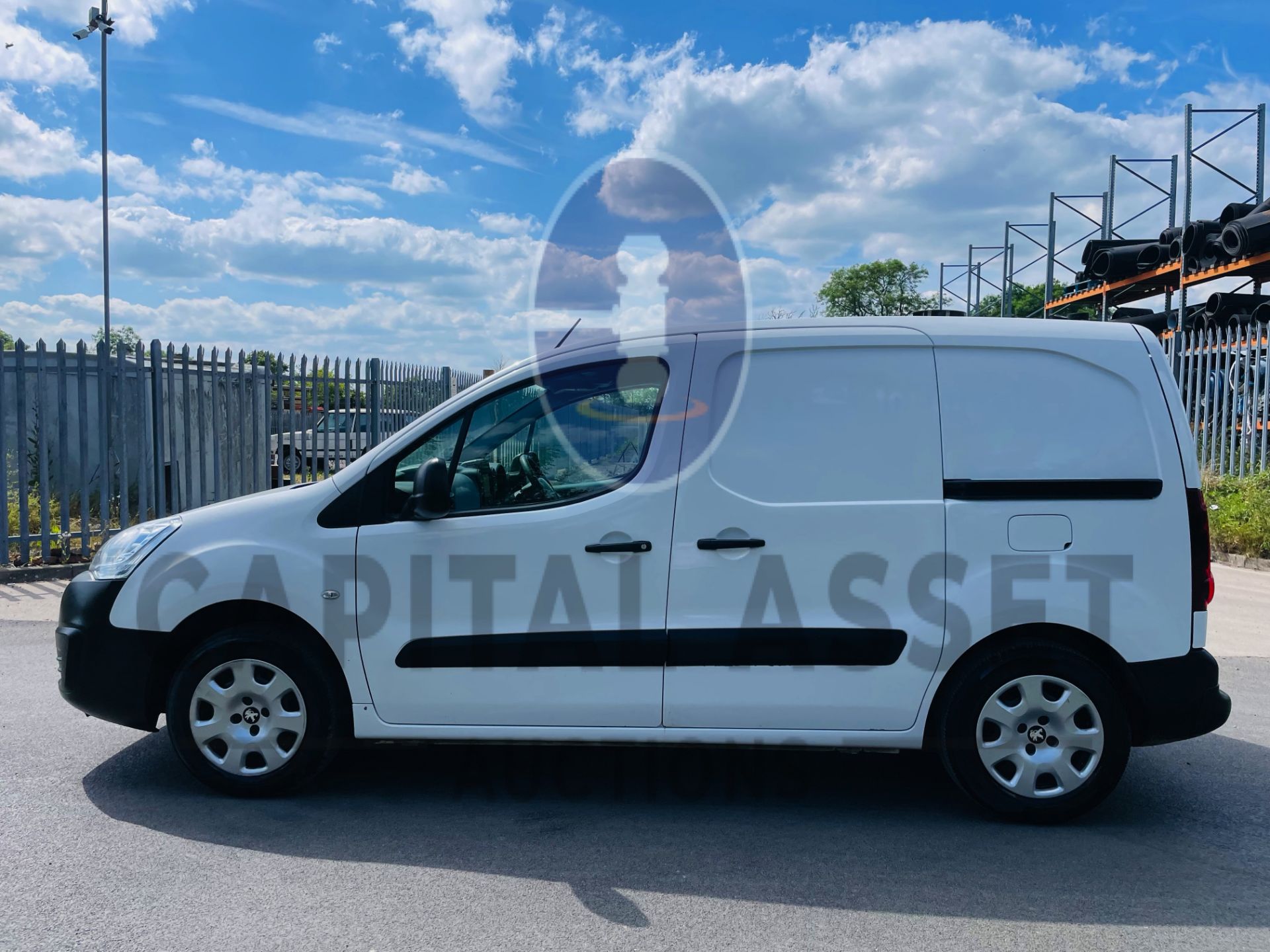 PEUGEOT PARNTER *PROFESSIONAL* PANEL VAN (2019 - EURO 6) 1.6 BLUE HDI *AIR CON & SAT NAV* (1 OWNER) - Image 4 of 38