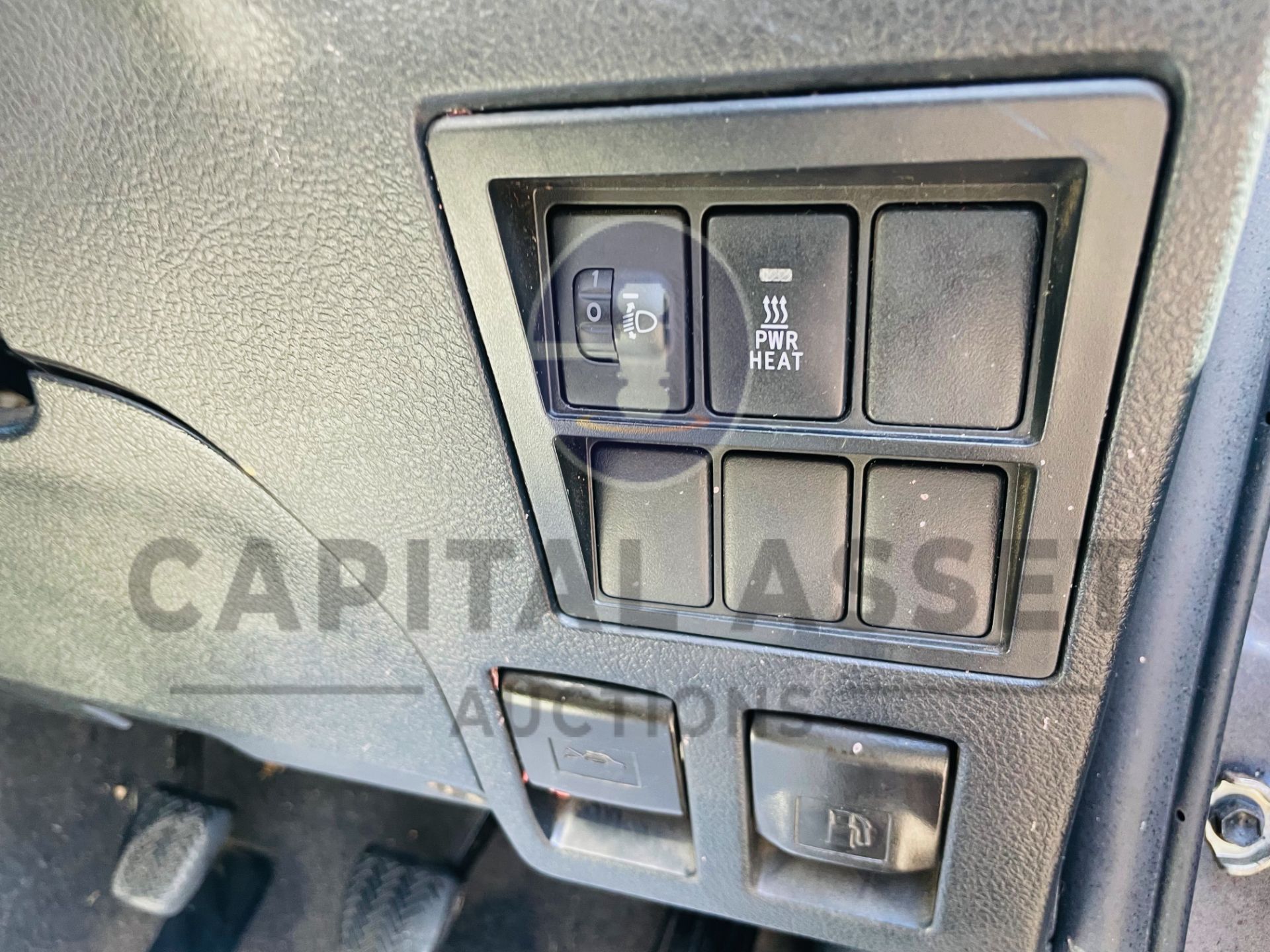 (On Sale) TOYOTA HILUX *DOUBLE CAB PICK-UP* (2018 - EURO 6) 2.4 D-4D - 6 SPEED *ONLY 52,000 MILES* - Image 32 of 43
