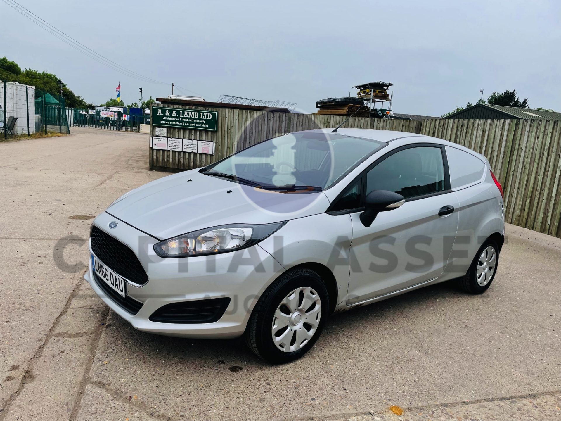 FORD FIESTA *LCV - PANEL VAN* (2017 - EURO 6) 1.5 TDCI - AUTO STOP/START (1 OWNER) *AIR CON* - Image 8 of 38