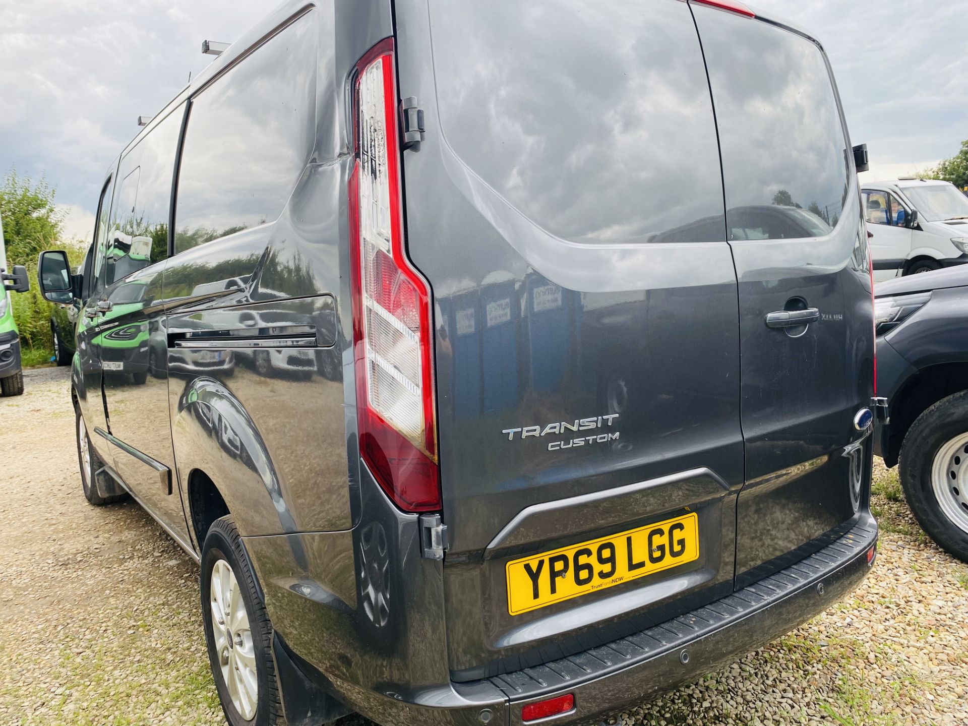 FORD TRANSIT CUSTOM "LIMITED" 320 L1 (2020 MODEL) 6 SEATER DUALINER / CREW VAN - AC - CRUISE -EURO 6 - Image 4 of 12