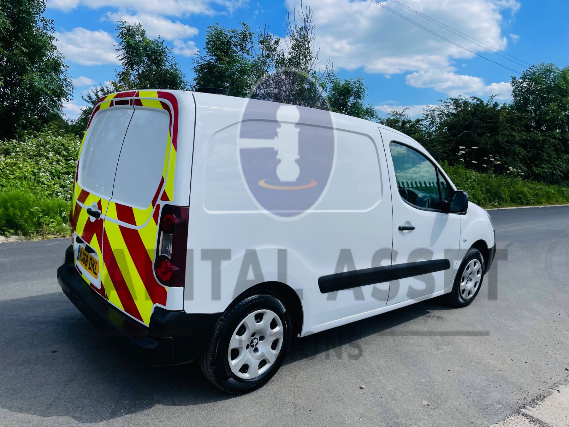 PEUGEOT PARNTER *PROFESSIONAL* PANEL VAN (2019 - EURO 6) 1.6 BLUE HDI *AIR CON & SAT NAV* (1 OWNER) - Image 9 of 38