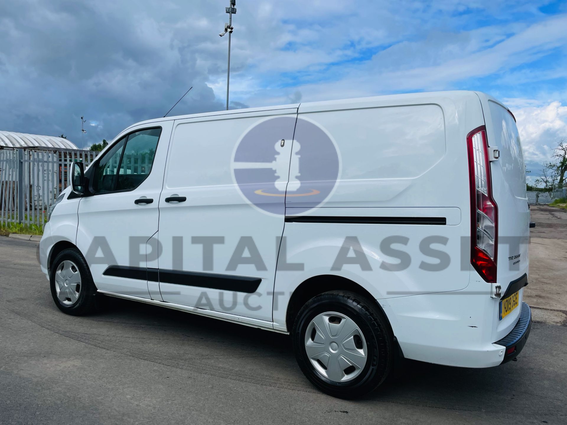 FORD TRANSIT CUSTOM 340 *TREND* LWB - PANEL VAN (2019 - EURO 6) 2.0 TDCI ECOBLUE - 6 SPEED (1 OWNER) - Image 9 of 44