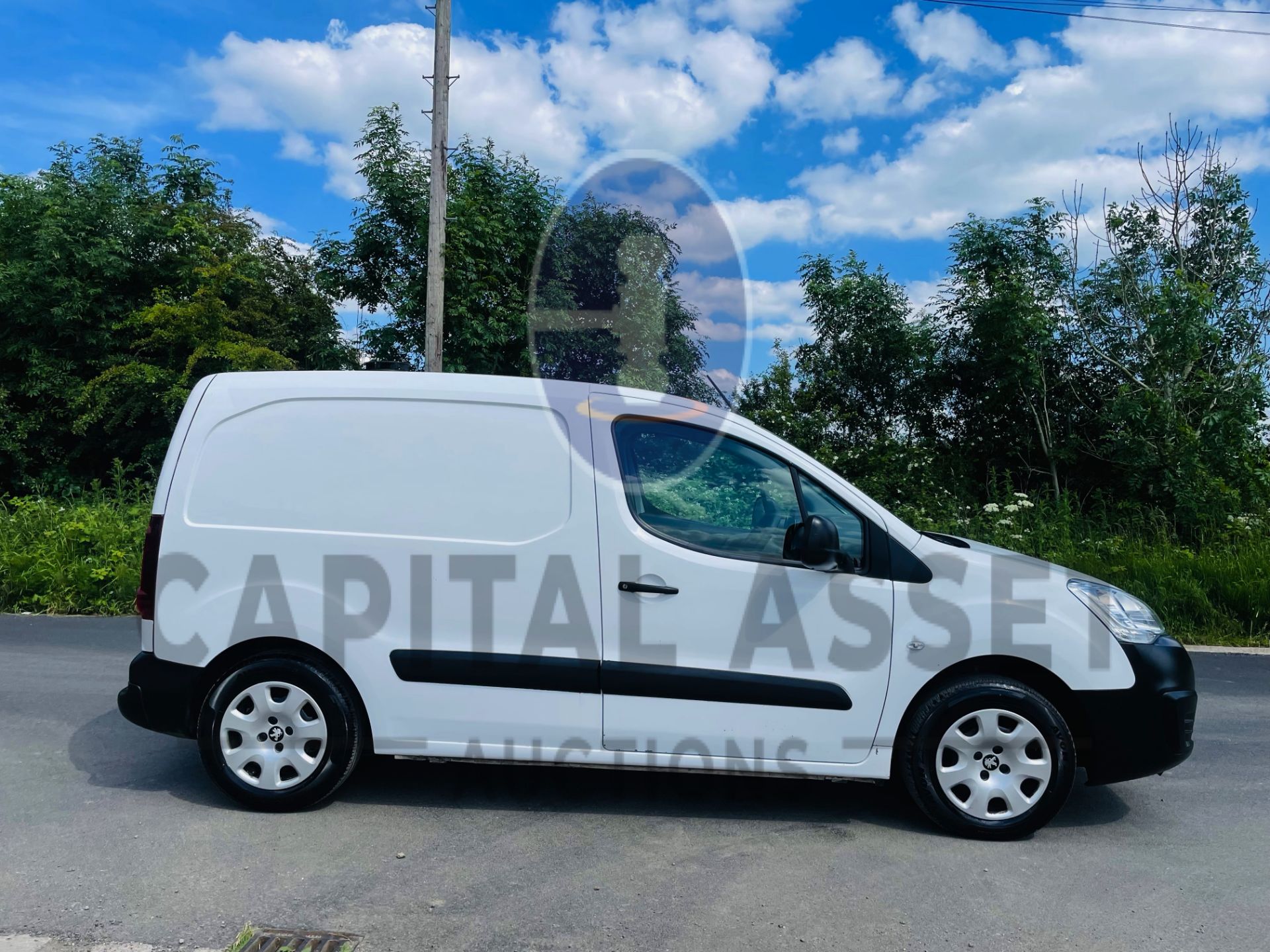 PEUGEOT PARNTER *PROFESSIONAL* PANEL VAN (2019 - EURO 6) 1.6 BLUE HDI *AIR CON & SAT NAV* (1 OWNER) - Image 10 of 38