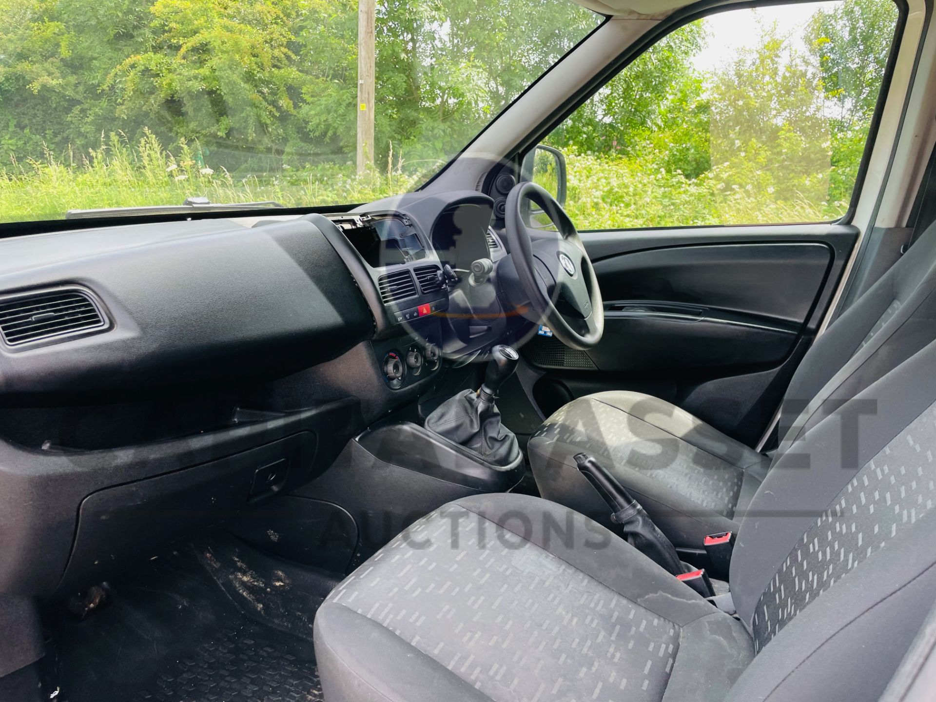 (On Sale) VAUXHALL COMBO 2000 *SWB - PANEL VAN* (2018 - EURO 6) ECOFLEX - STOP/START (1 OWNER) - Image 19 of 34