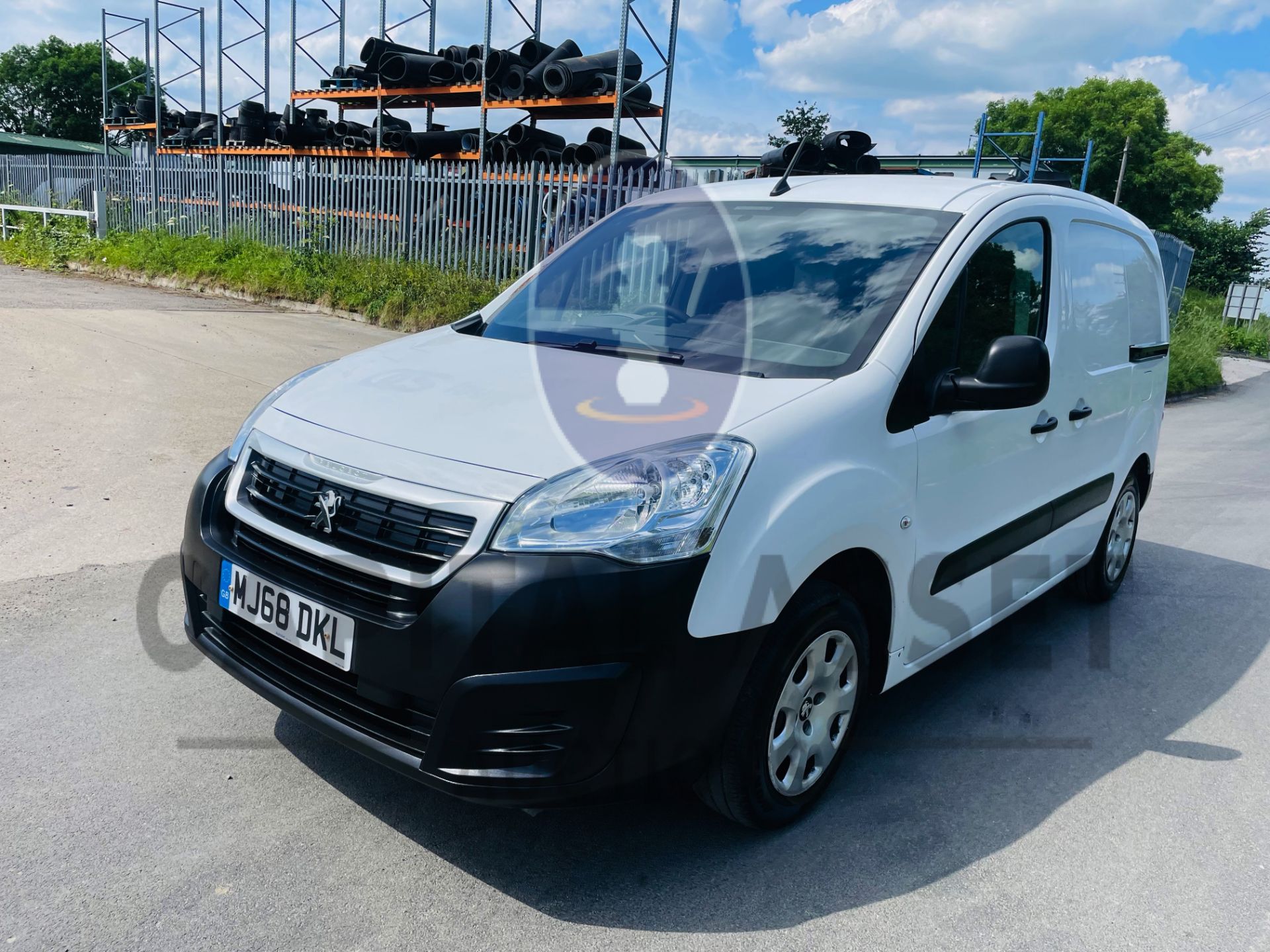 PEUGEOT PARNTER *PROFESSIONAL* PANEL VAN (2019 - EURO 6) 1.6 BLUE HDI *AIR CON & SAT NAV* (1 OWNER) - Image 2 of 38