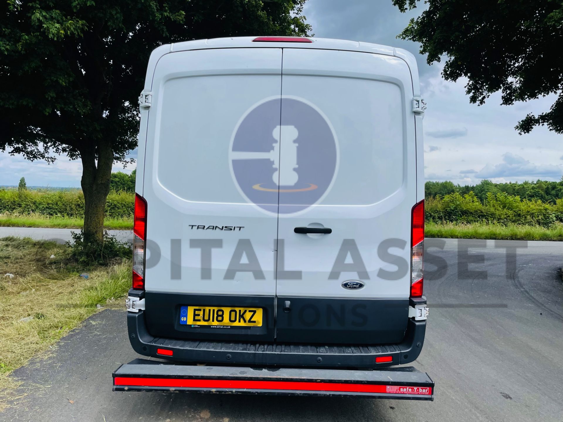 FORD TRANSIT *MWB - PANEL VAN* (2018 - EURO 6) 2.0 TDCI 'ECOBLUE' - STOP/START (1 OWNER) *A/C & NAV* - Image 11 of 43