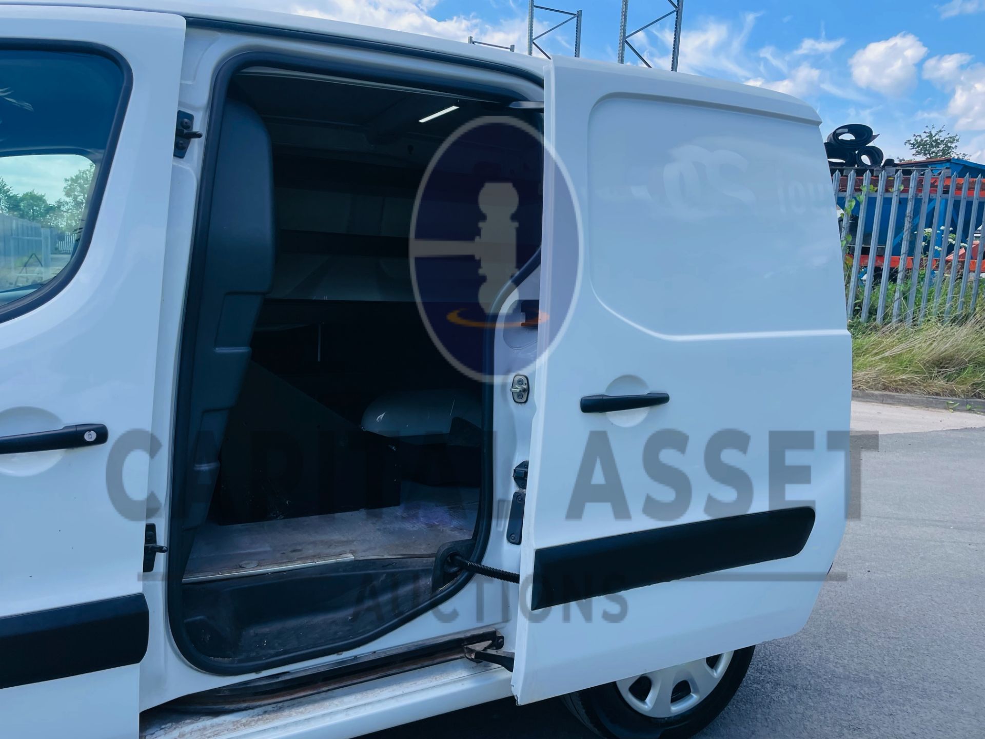 PEUGEOT PARNTER *PROFESSIONAL* PANEL VAN (2019 - EURO 6) 1.6 BLUE HDI *AIR CON & SAT NAV* (1 OWNER) - Image 23 of 38