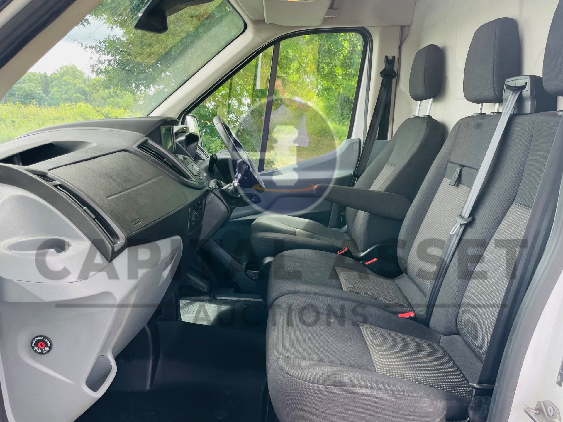 FORD TRANSIT *MWB - PANEL VAN* (2018 - EURO 6) 2.0 TDCI 'ECOBLUE' - STOP/START (1 OWNER) *A/C & NAV* - Image 23 of 43