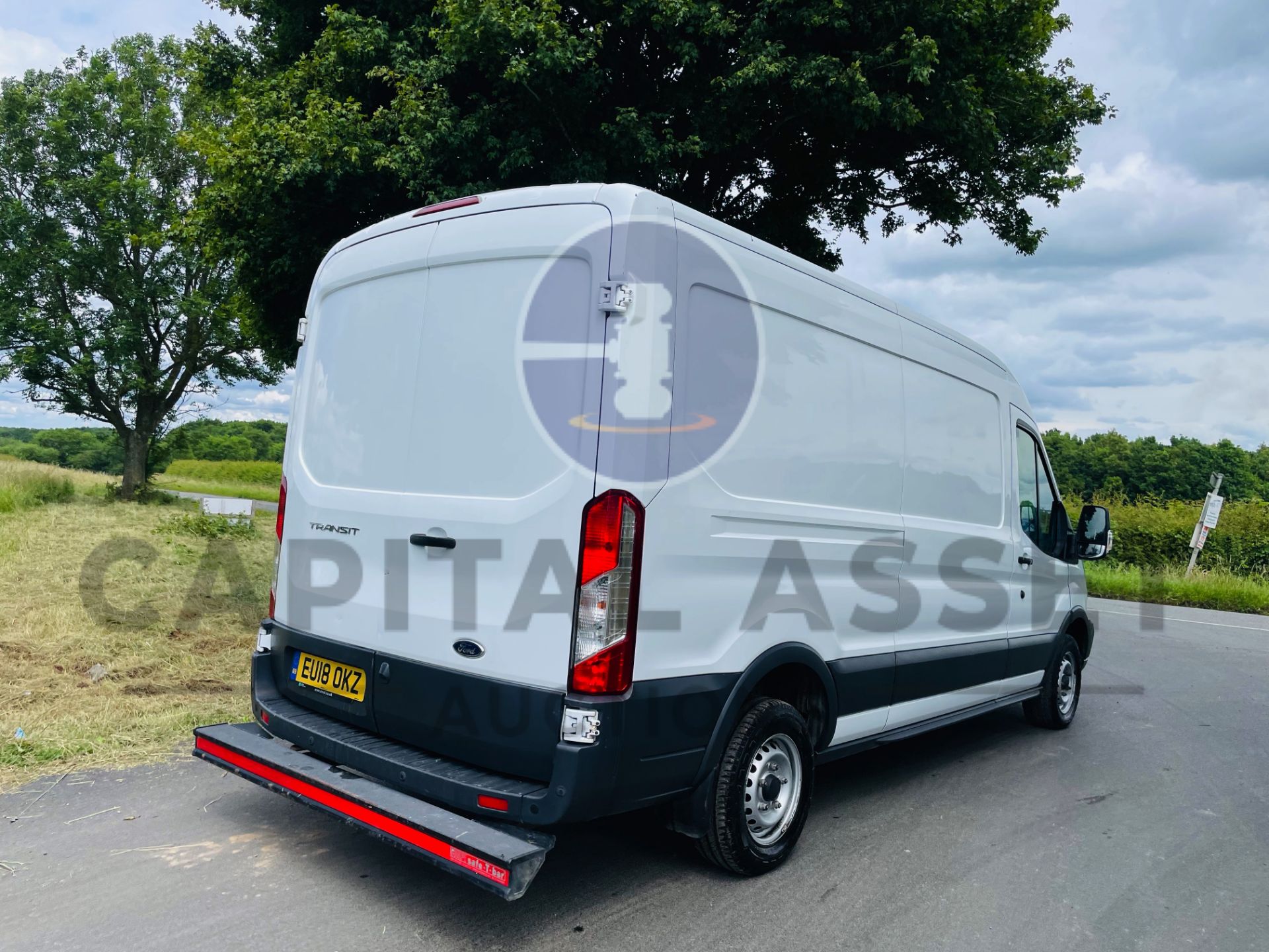 FORD TRANSIT *MWB - PANEL VAN* (2018 - EURO 6) 2.0 TDCI 'ECOBLUE' - STOP/START (1 OWNER) *A/C & NAV* - Image 12 of 43