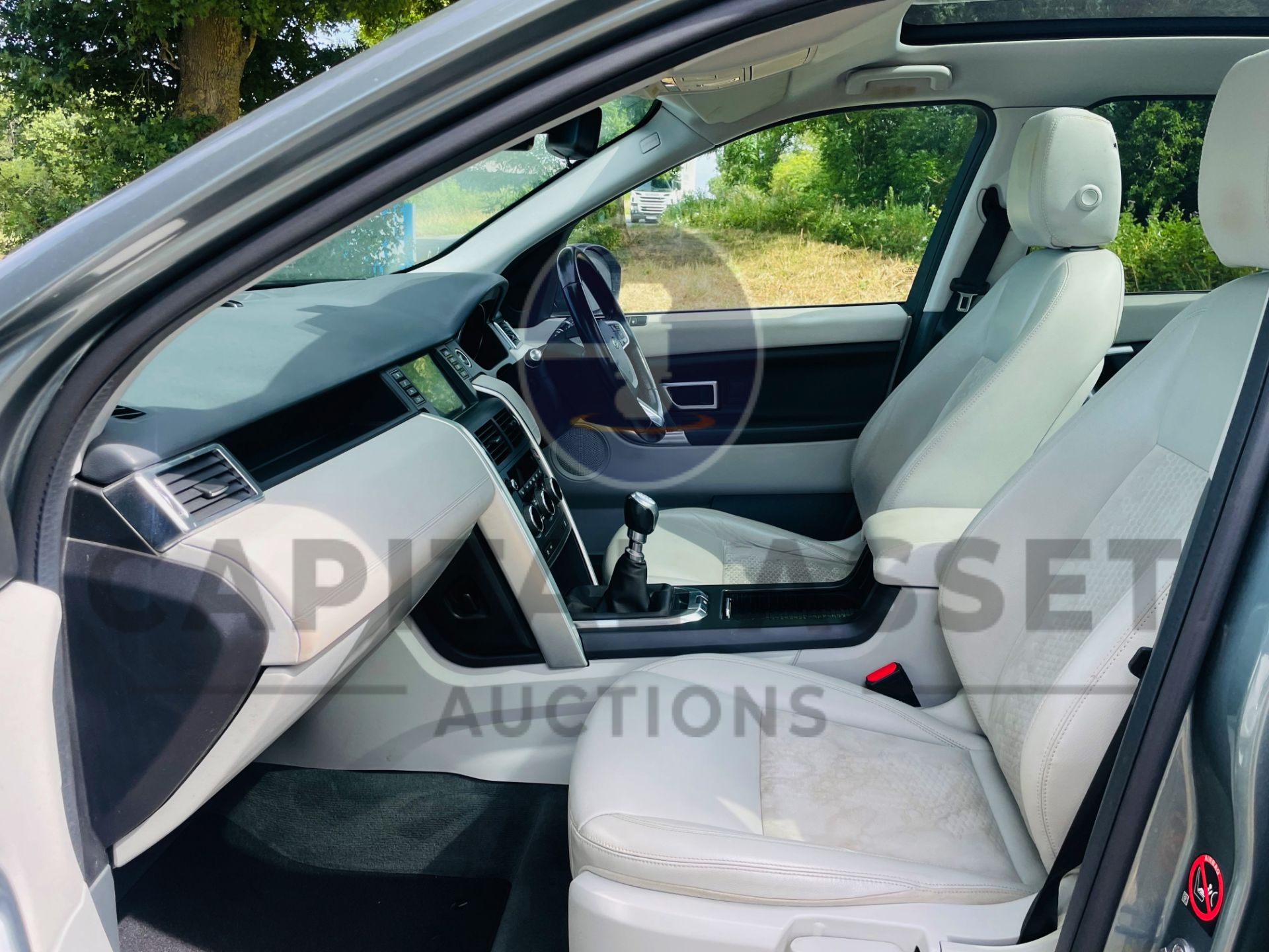 (On Sale) LAND ROVER DISCOVERY SPORT *SE TECH* SUV (2019 - EURO 6) 2.0 ED4 - STOP/START *HUGE SPEC* - Image 25 of 55
