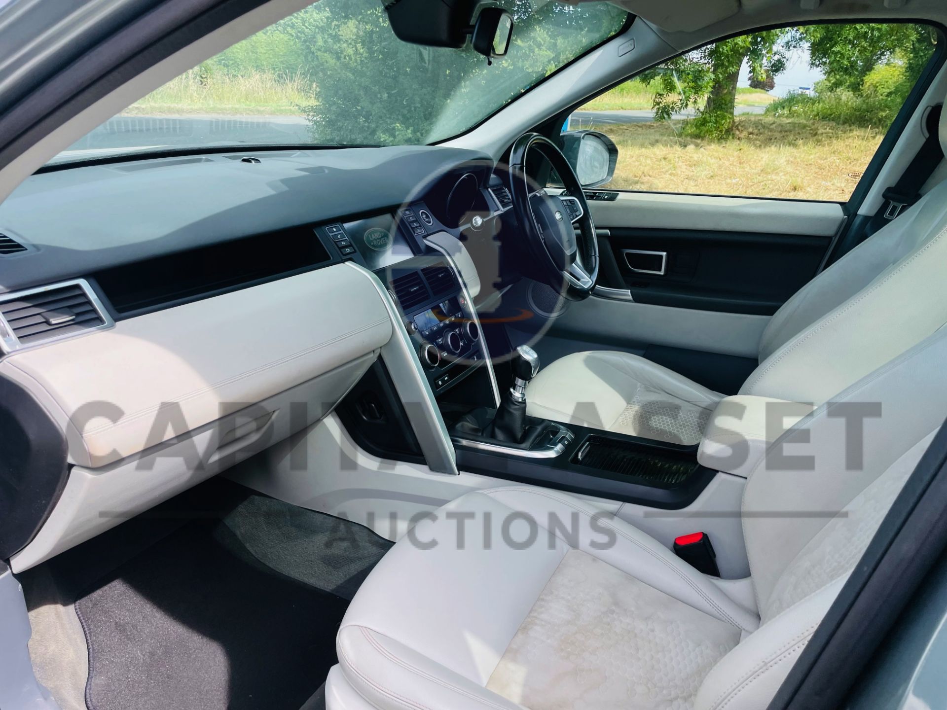 (On Sale) LAND ROVER DISCOVERY SPORT *SE TECH* SUV (2019 - EURO 6) 2.0 ED4 - STOP/START *HUGE SPEC* - Image 24 of 55