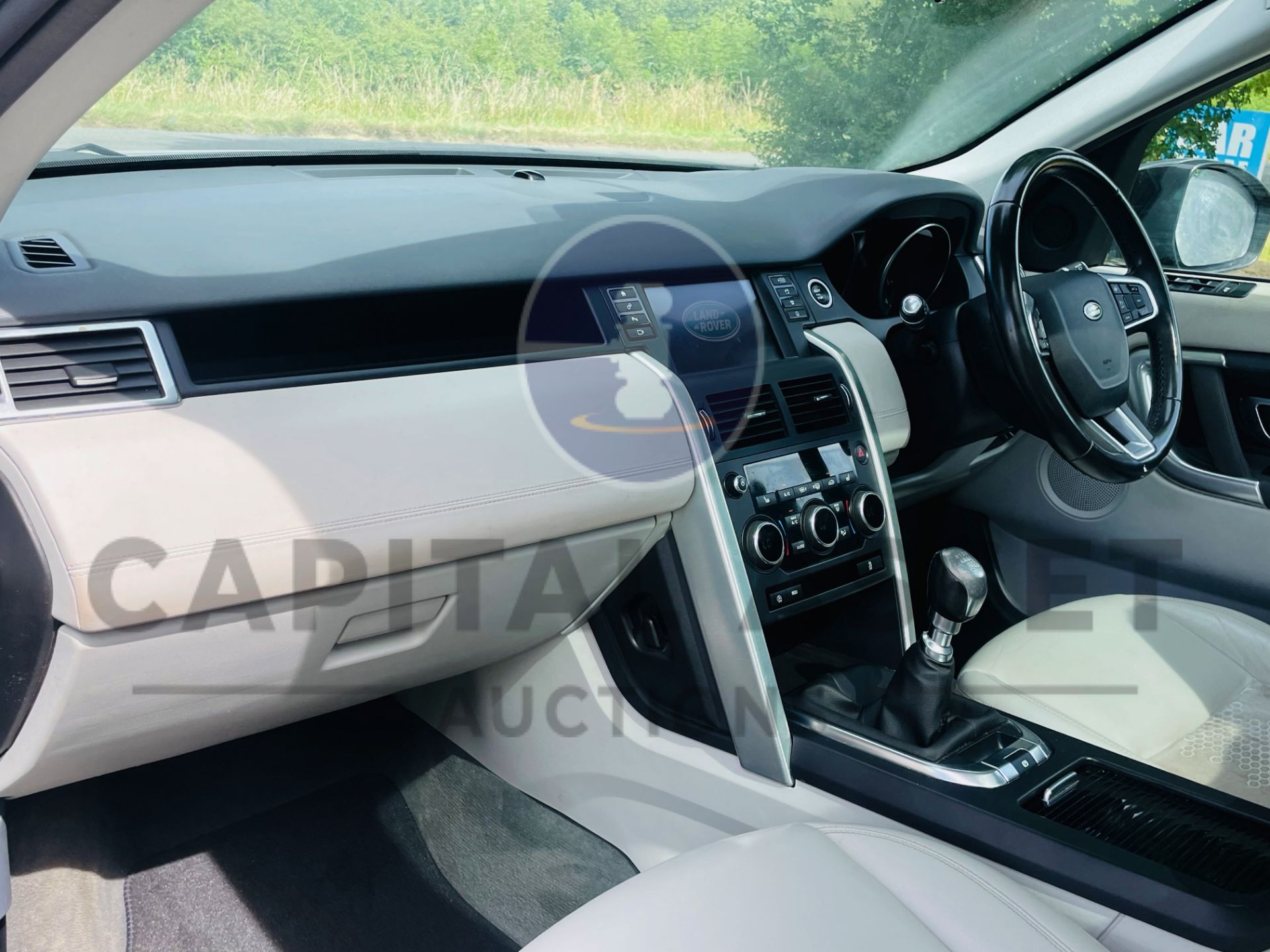 (On Sale) LAND ROVER DISCOVERY SPORT *SE TECH* SUV (2019 - EURO 6) 2.0 ED4 - STOP/START *HUGE SPEC* - Image 22 of 55