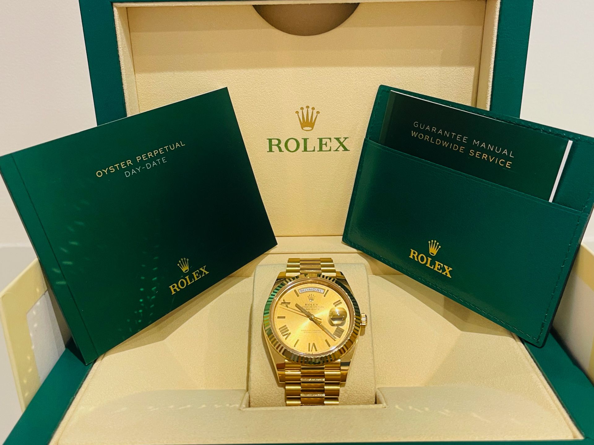 (On Sale) ROLEX DAY-DATE 40mm *18ct GOLD - ROMAN DIAL* (2022) *GENUINE TIMEPIECE* (BEAT THE WAIT) - Bild 14 aus 16