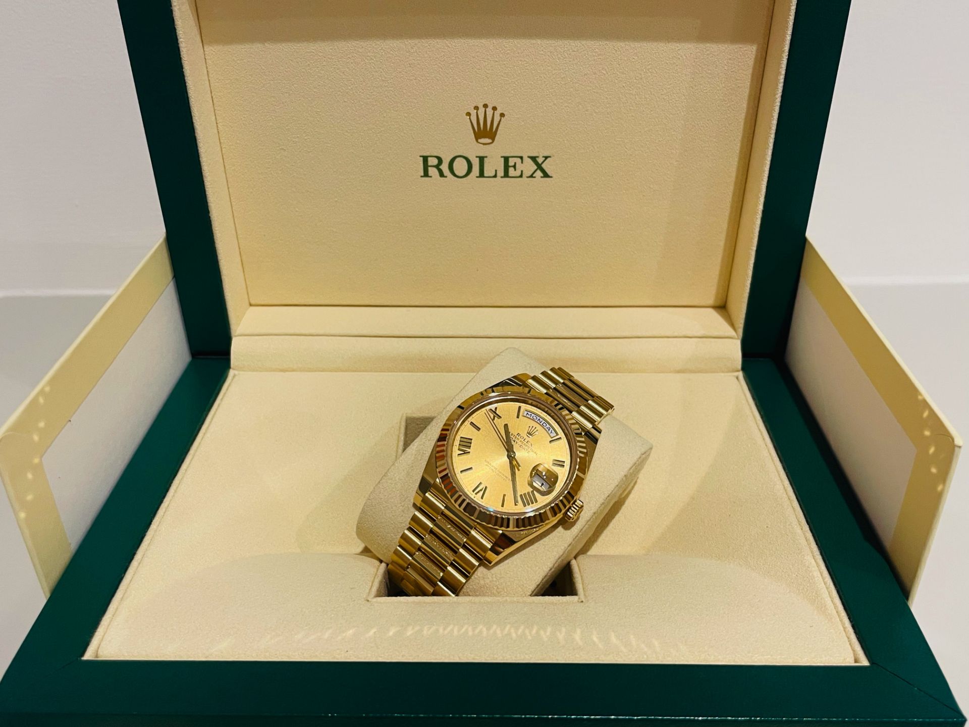 (On Sale) ROLEX DAY-DATE 40mm *18ct GOLD - ROMAN DIAL* (2022) *GENUINE TIMEPIECE* (BEAT THE WAIT) - Bild 7 aus 16