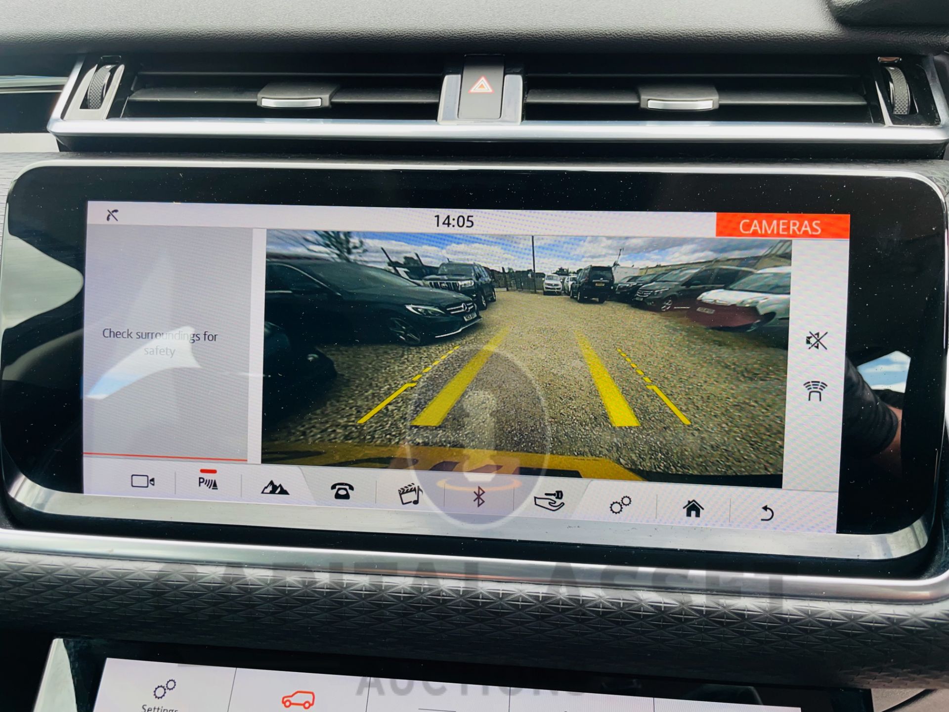 (ON SALE) RANGE ROVER VELAR 2.0D AUTO "BLACK"(2019 REG) 1 OWNER - EURO 6 - REAR CAMERA -LOW MILES - Image 24 of 28