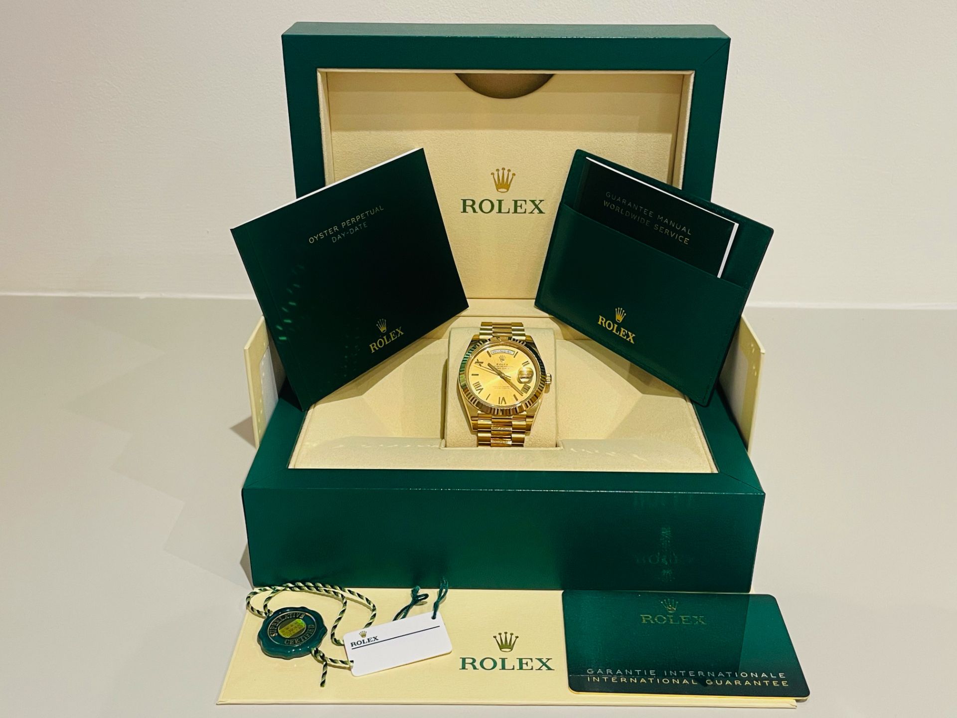 (On Sale) ROLEX DAY-DATE 40mm *18ct GOLD - ROMAN DIAL* (2022) *GENUINE TIMEPIECE* (BEAT THE WAIT) - Bild 16 aus 16