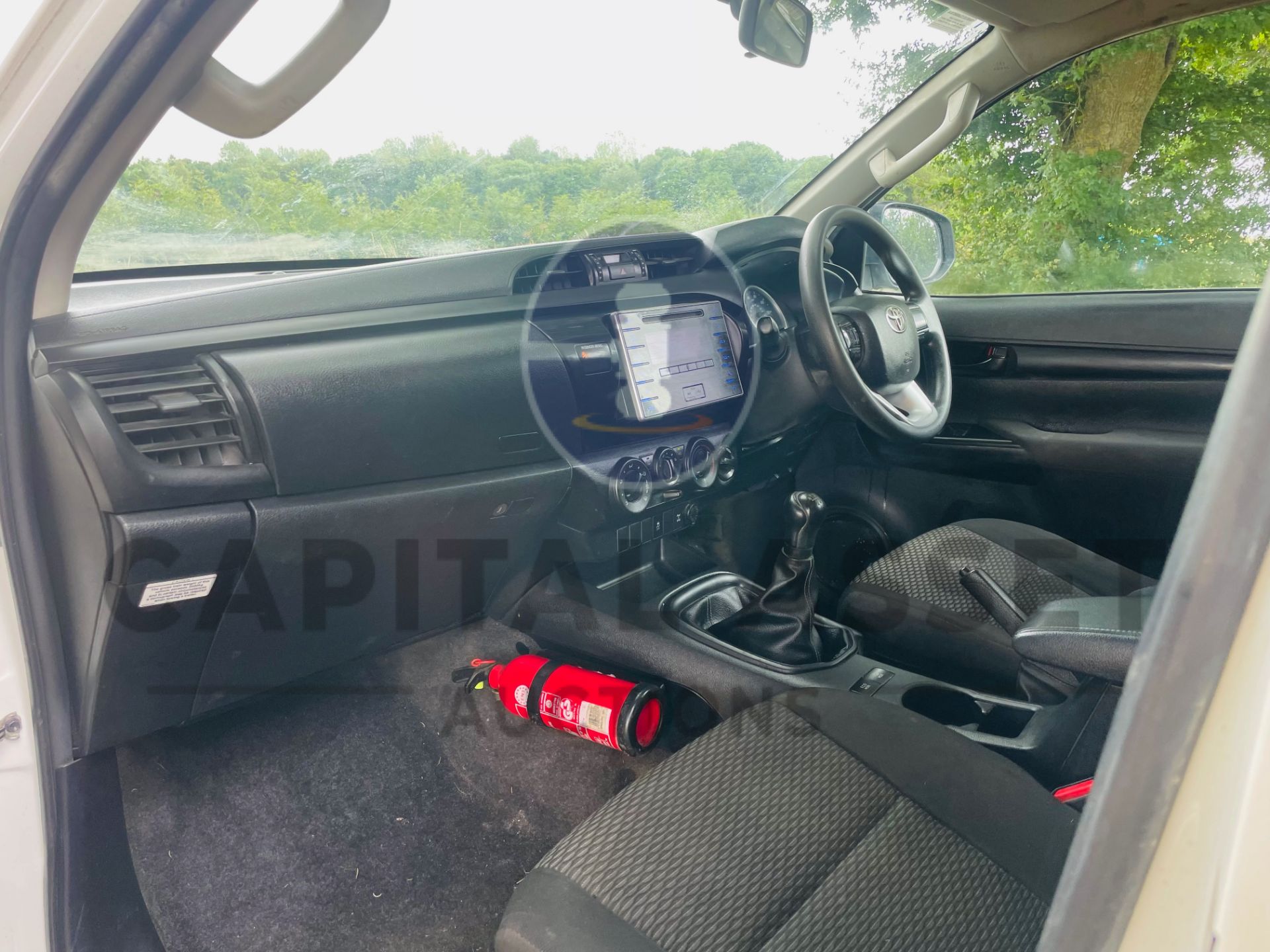 TOYOTA HILUX *DOUBLE CAB PICK-UP* (2018 - EURO 6) 2.4 D4-D - 6 SPEED (1 OWNER) *ULTRA LOW MILES* - Image 19 of 42