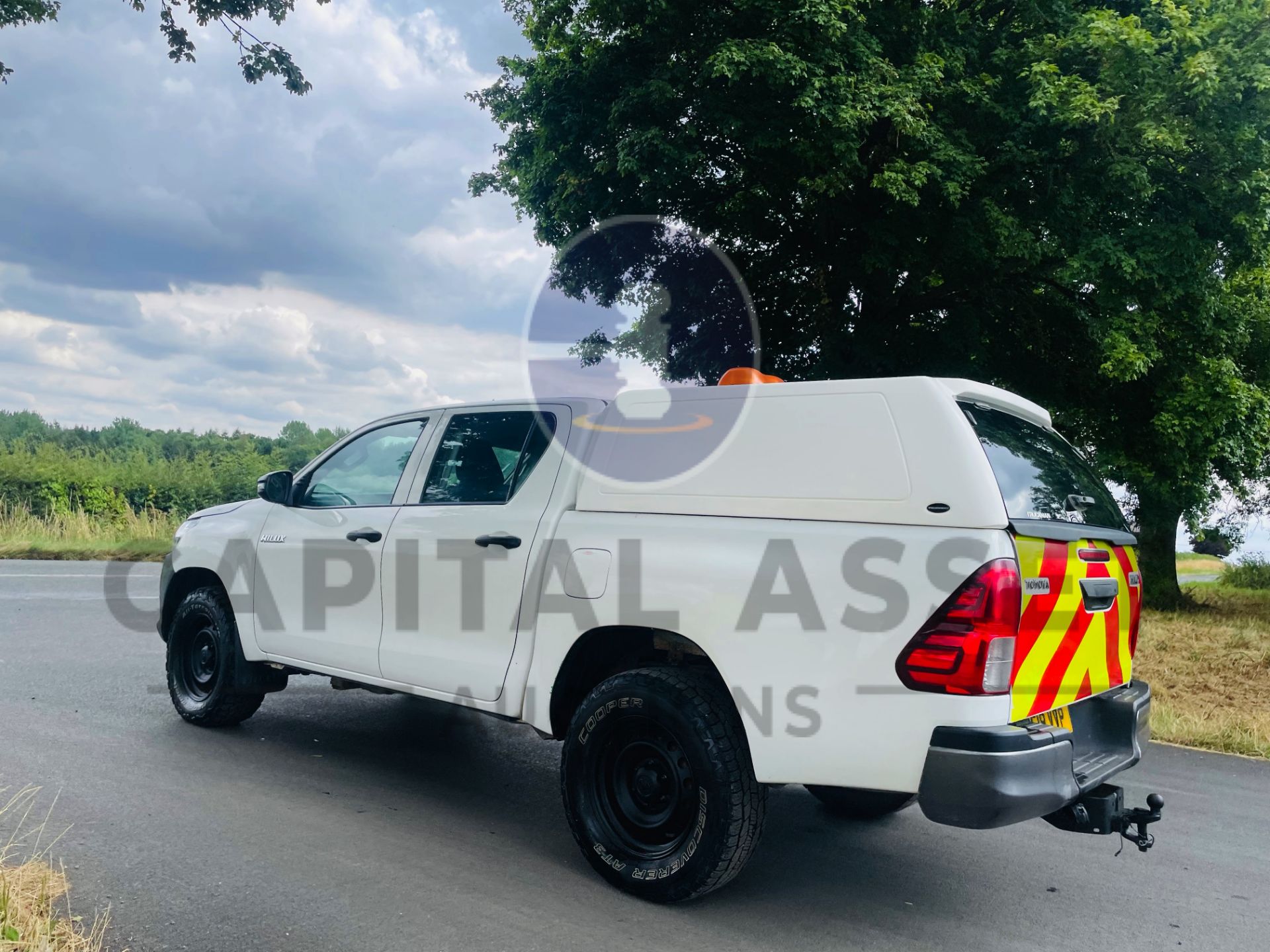 TOYOTA HILUX *DOUBLE CAB PICK-UP* (2018 - EURO 6) 2.4 D4-D - 6 SPEED (1 OWNER) *ULTRA LOW MILES* - Image 9 of 42