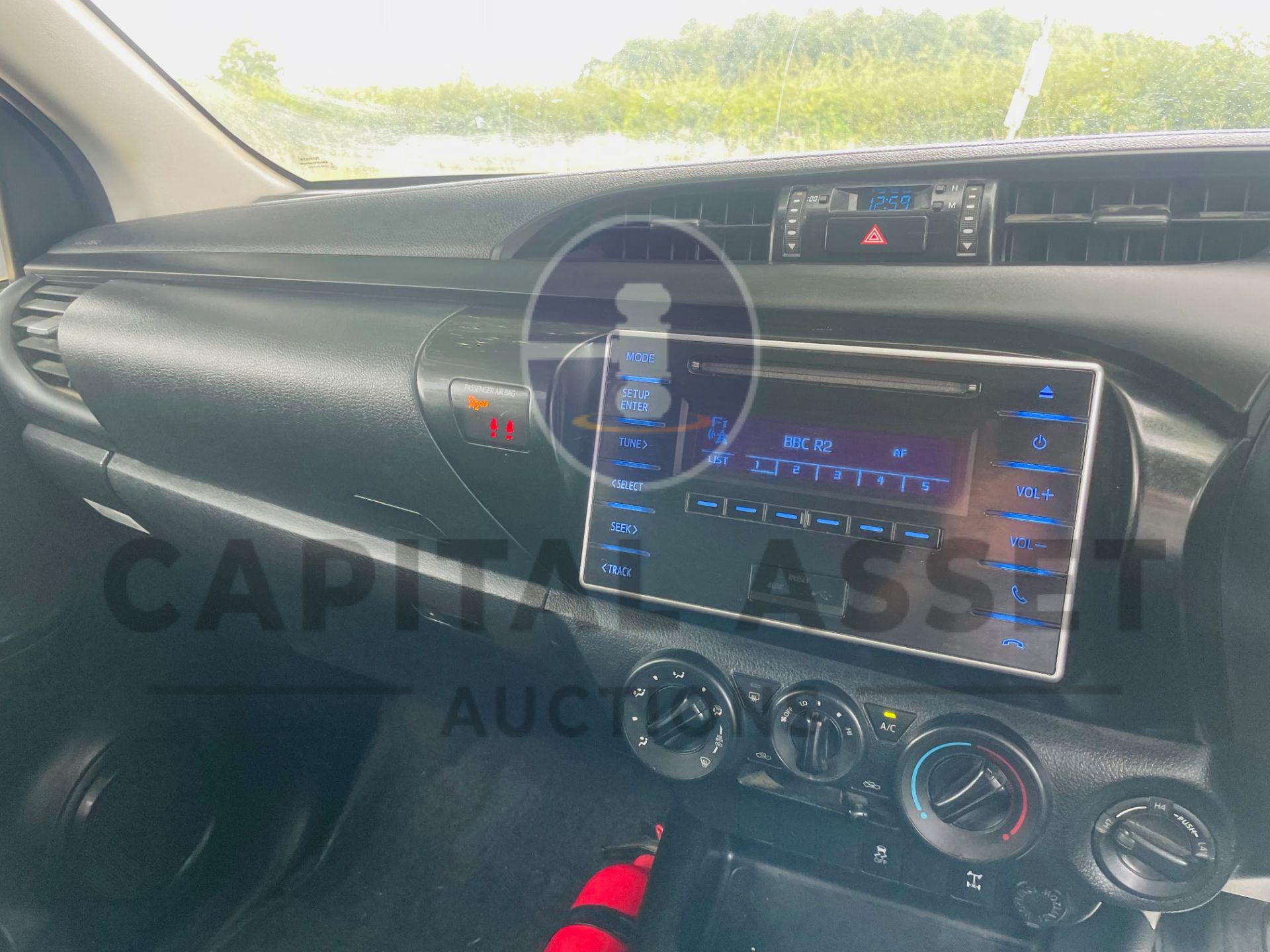 TOYOTA HILUX *DOUBLE CAB PICK-UP* (2018 - EURO 6) 2.4 D4-D - 6 SPEED (1 OWNER) *ULTRA LOW MILES* - Image 35 of 42