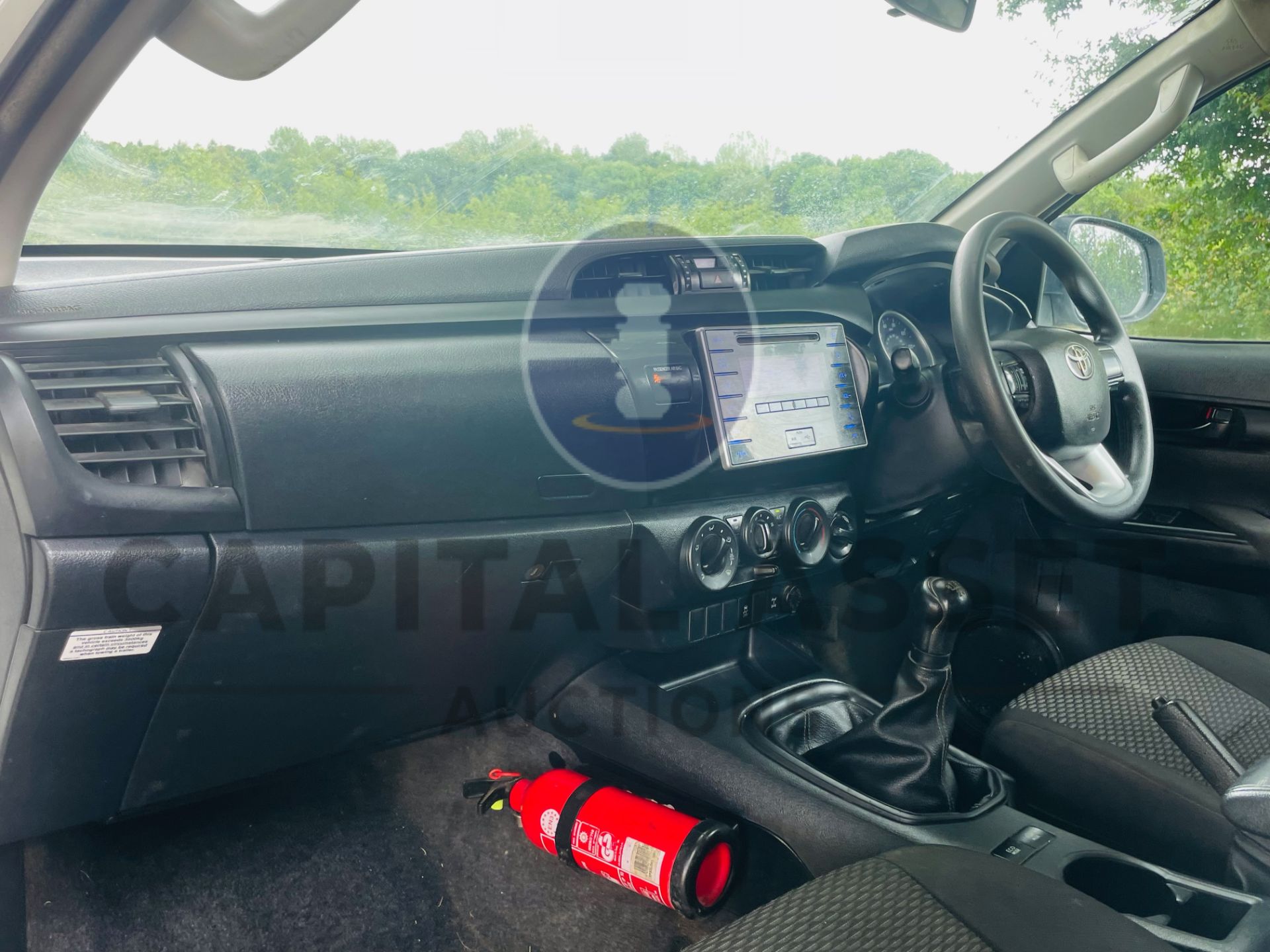 TOYOTA HILUX *DOUBLE CAB PICK-UP* (2018 - EURO 6) 2.4 D4-D - 6 SPEED (1 OWNER) *ULTRA LOW MILES* - Image 18 of 42