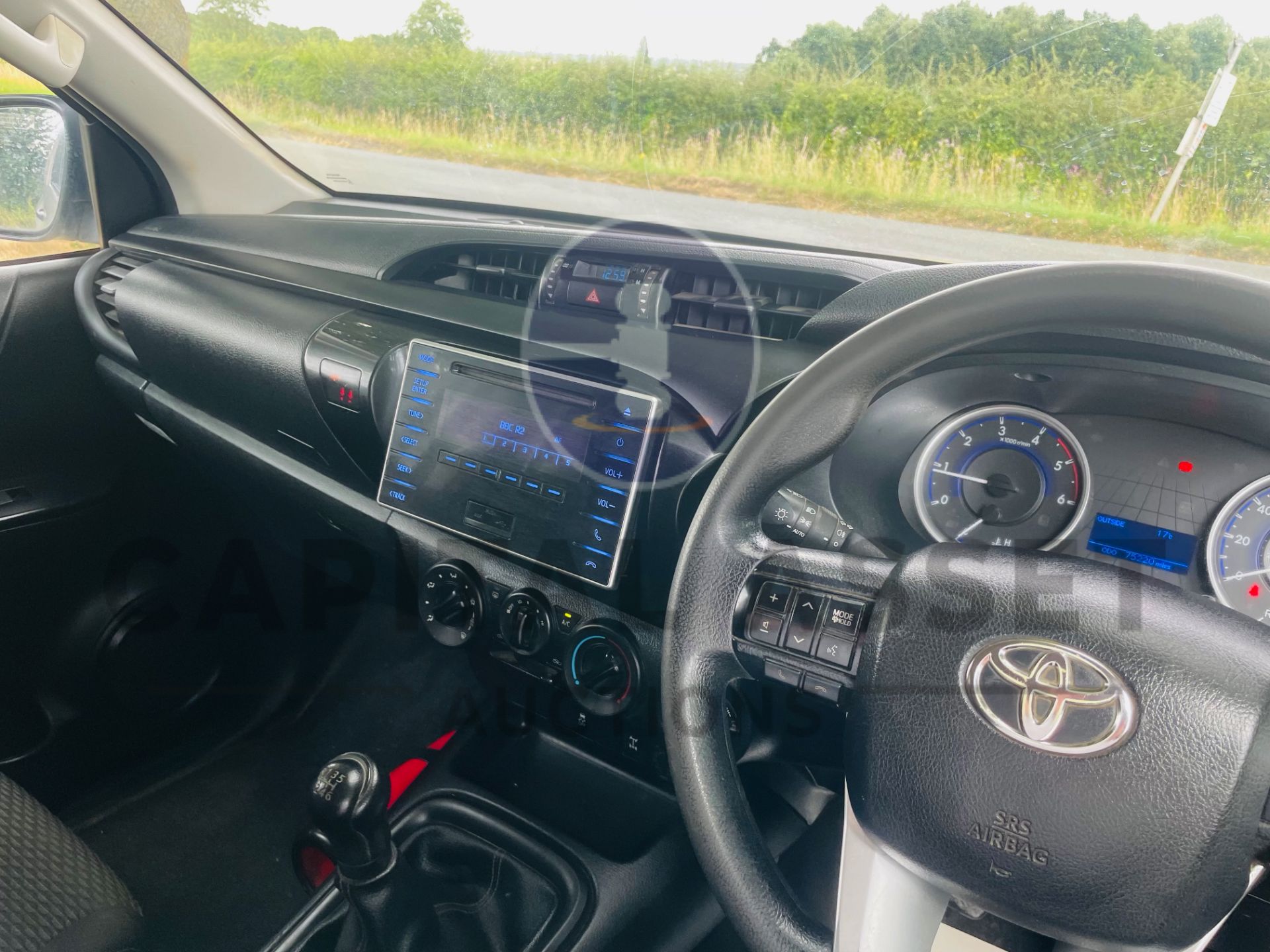 TOYOTA HILUX *DOUBLE CAB PICK-UP* (2018 - EURO 6) 2.4 D4-D - 6 SPEED (1 OWNER) *ULTRA LOW MILES* - Image 32 of 42