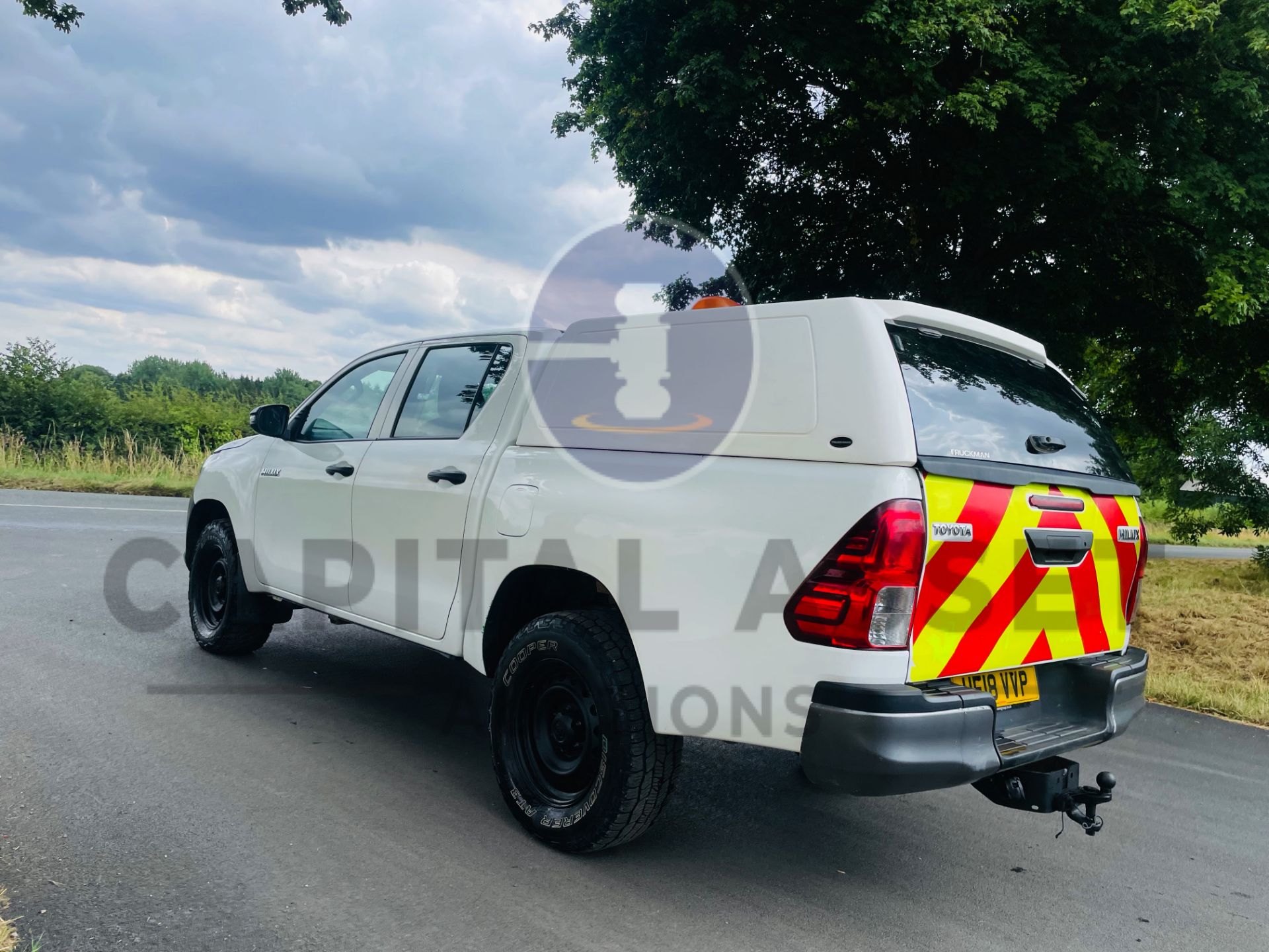 TOYOTA HILUX *DOUBLE CAB PICK-UP* (2018 - EURO 6) 2.4 D4-D - 6 SPEED (1 OWNER) *ULTRA LOW MILES* - Image 10 of 42