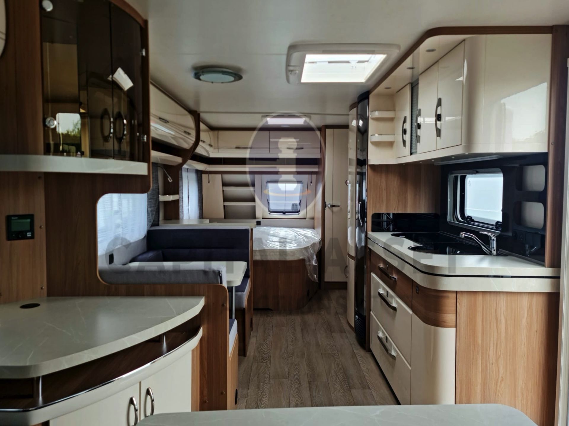 HOBBY EXCELLENT 650 UMFe (BRAND NEW-2022) 5 BERTH LUXURY TOURING CARAVAN-FIXED END BEDROOM (NO VAT) - Image 4 of 11