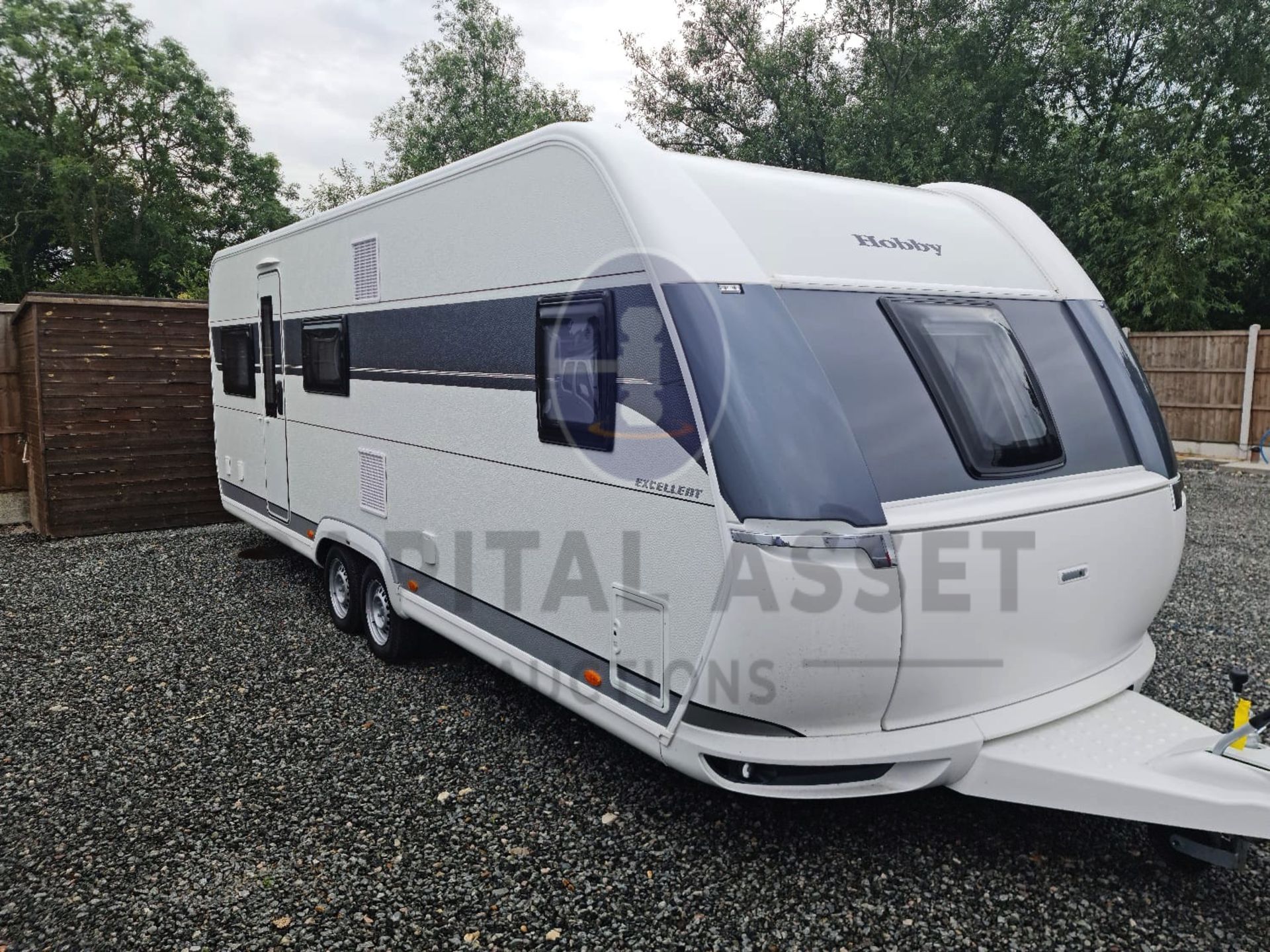 HOBBY EXCELLENT 650 UMFe (BRAND NEW-2022) 5 BERTH LUXURY TOURING CARAVAN-FIXED END BEDROOM (NO VAT) - Image 2 of 11