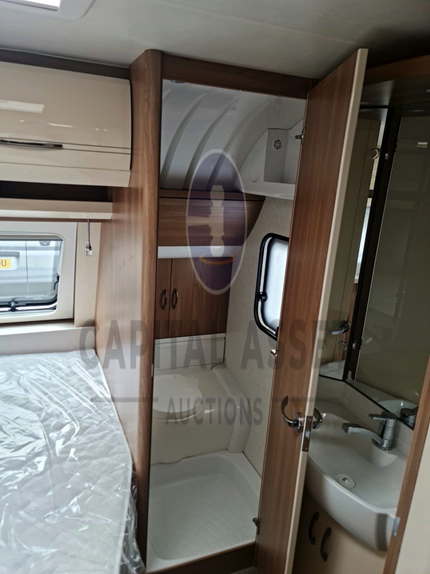 HOBBY EXCELLENT 650 UMFe (BRAND NEW-2022) 5 BERTH LUXURY TOURING CARAVAN-FIXED END BEDROOM (NO VAT) - Image 9 of 11