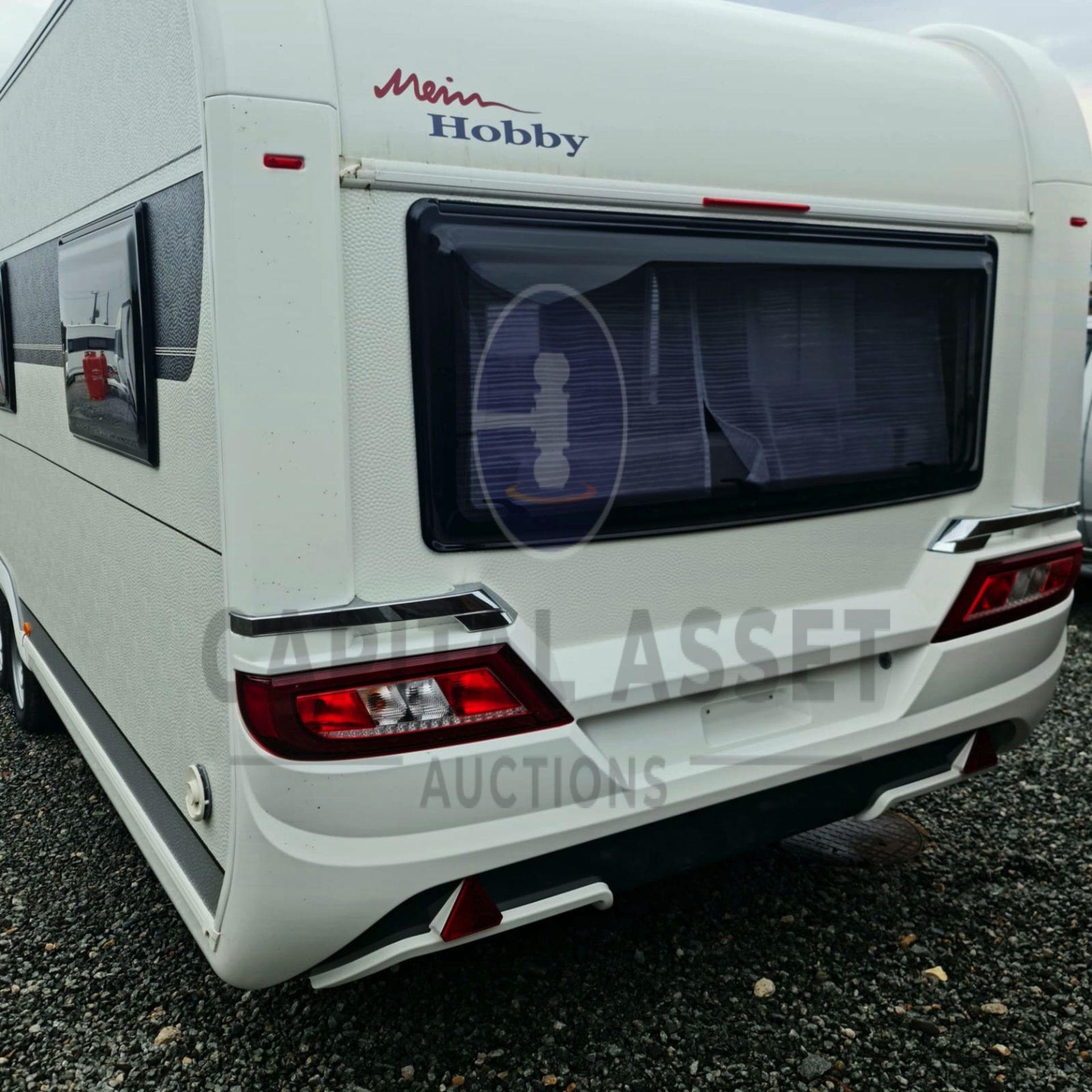 HOBBY EXCELLENT 650 UMFe (BRAND NEW-2022) 5 BERTH LUXURY TOURING CARAVAN-FIXED END BEDROOM (NO VAT) - Image 3 of 11