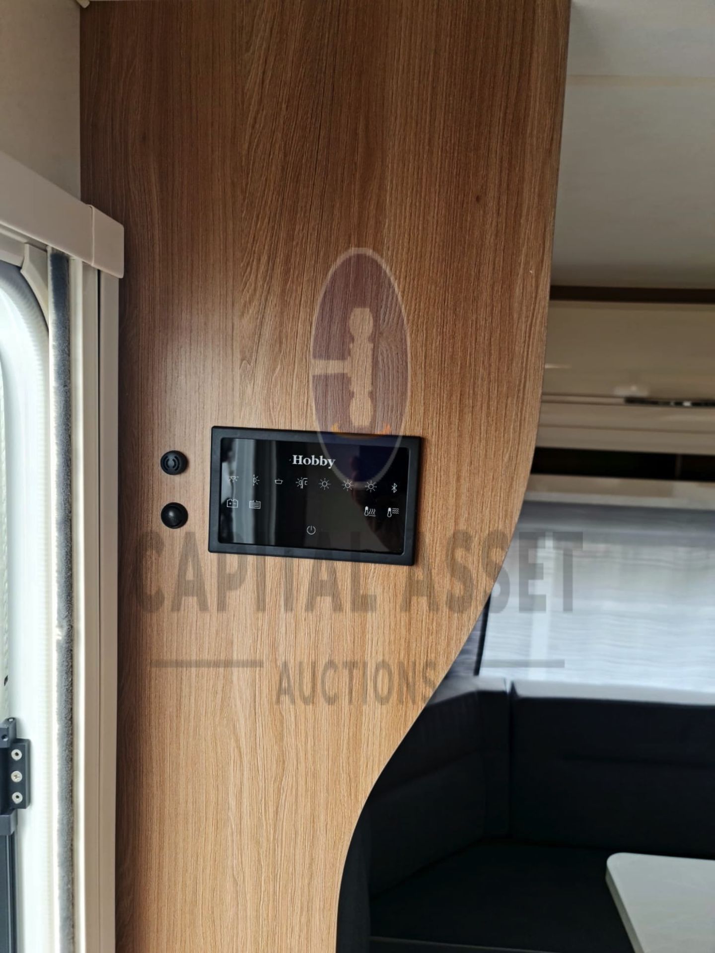 HOBBY EXCELLENT 650 UMFe (BRAND NEW-2022) 5 BERTH LUXURY TOURING CARAVAN-FIXED END BEDROOM (NO VAT) - Image 10 of 11